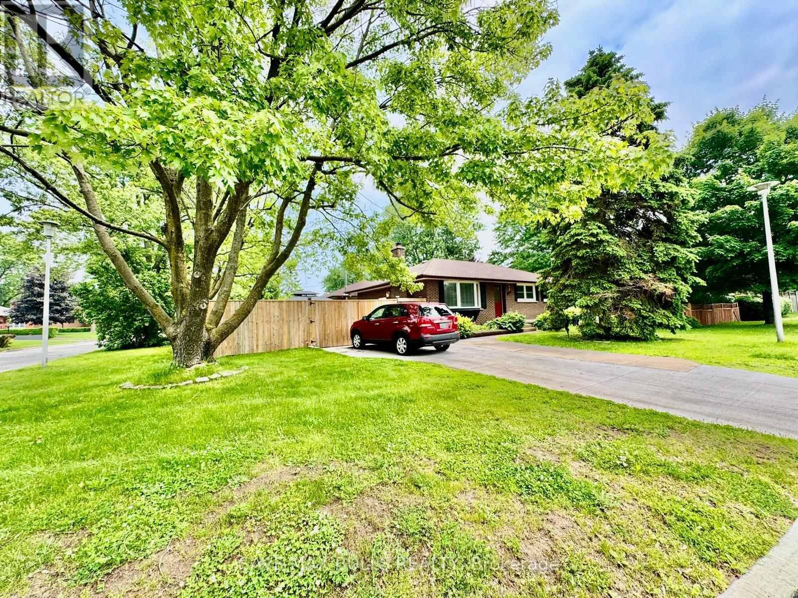 London East (east O), ON N5W1P2,106 LAURENTIAN DRIVE N