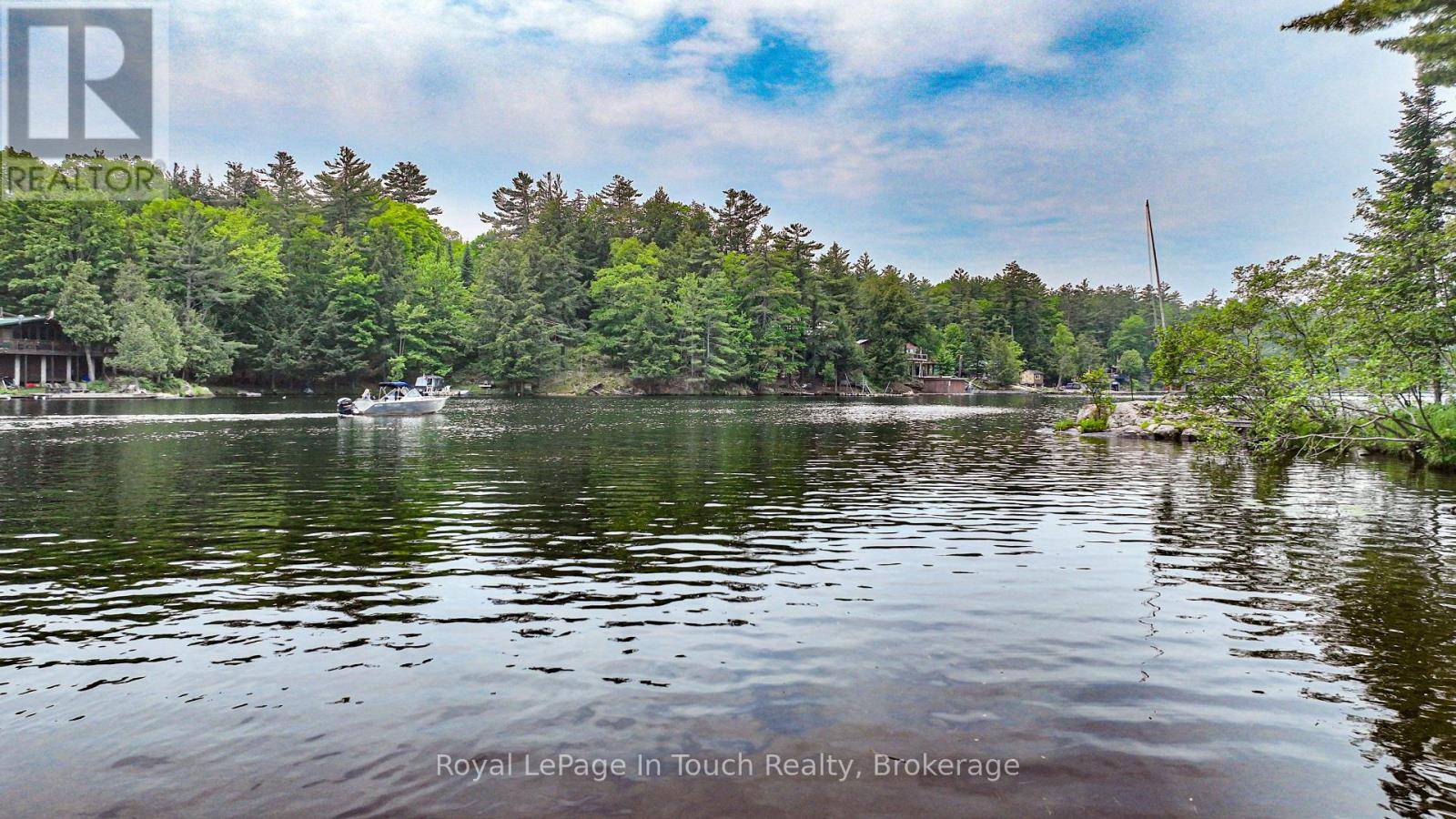 Muskoka Lakes (wood (muskoka Lakes)), ON L0K1E0,19 SR404 SEVERN RIVER SHORE