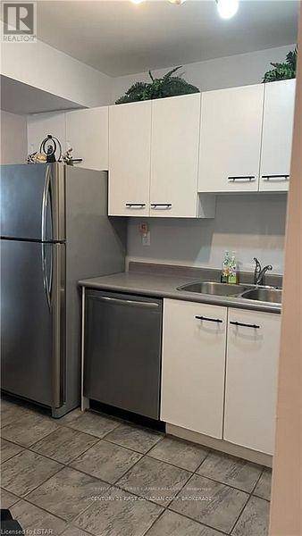 London North (north I), ON N6G4Y4,30 CHAPMAN CT #203