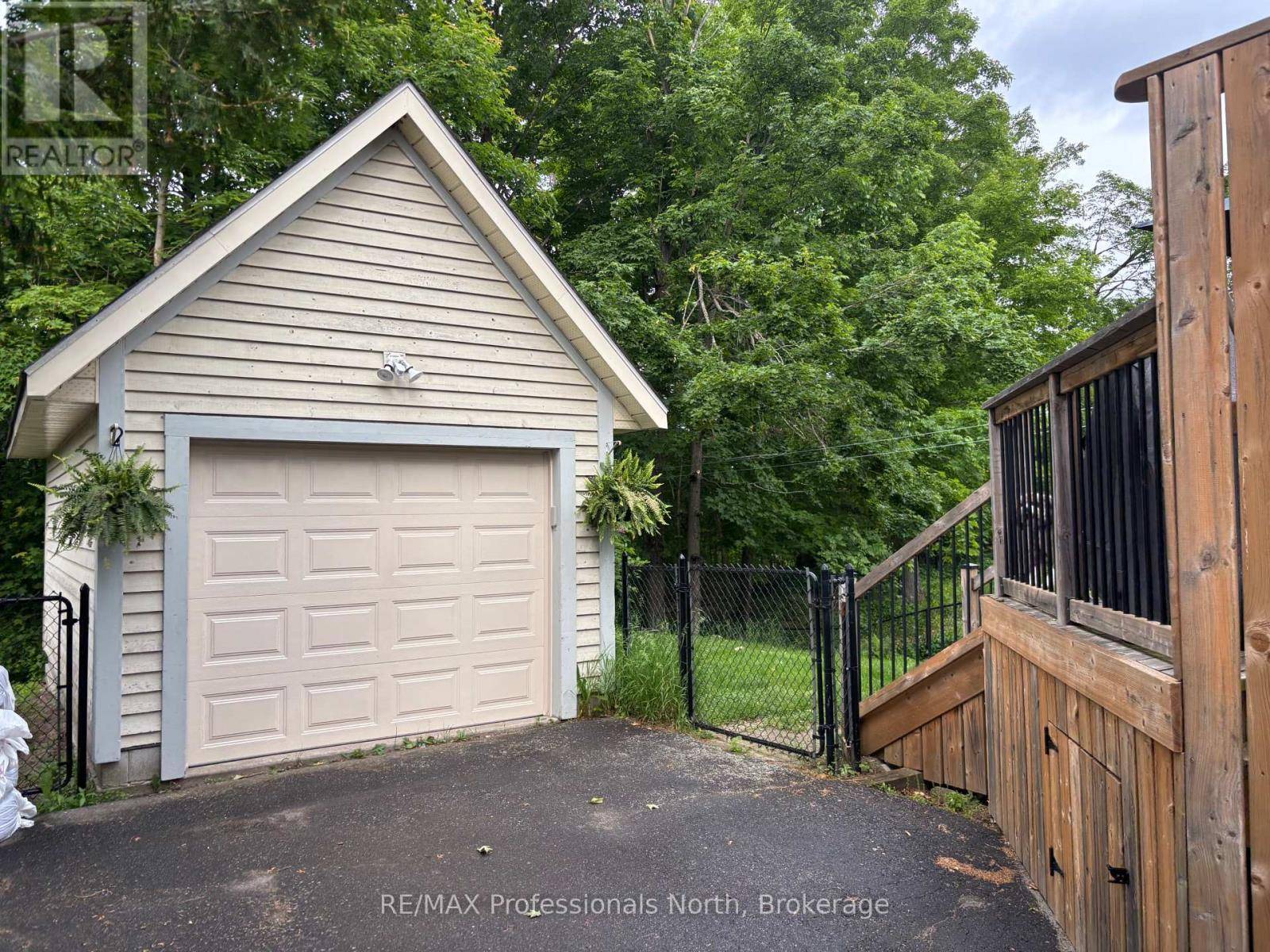Bracebridge (monck (bracebridge)), ON P1L1Y5,26 COATES AVENUE
