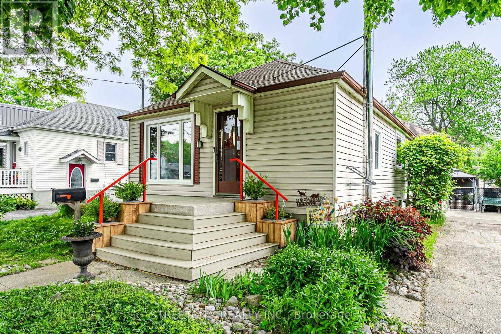 St. Thomas, ON N5R2N4,137 ERIE STREET