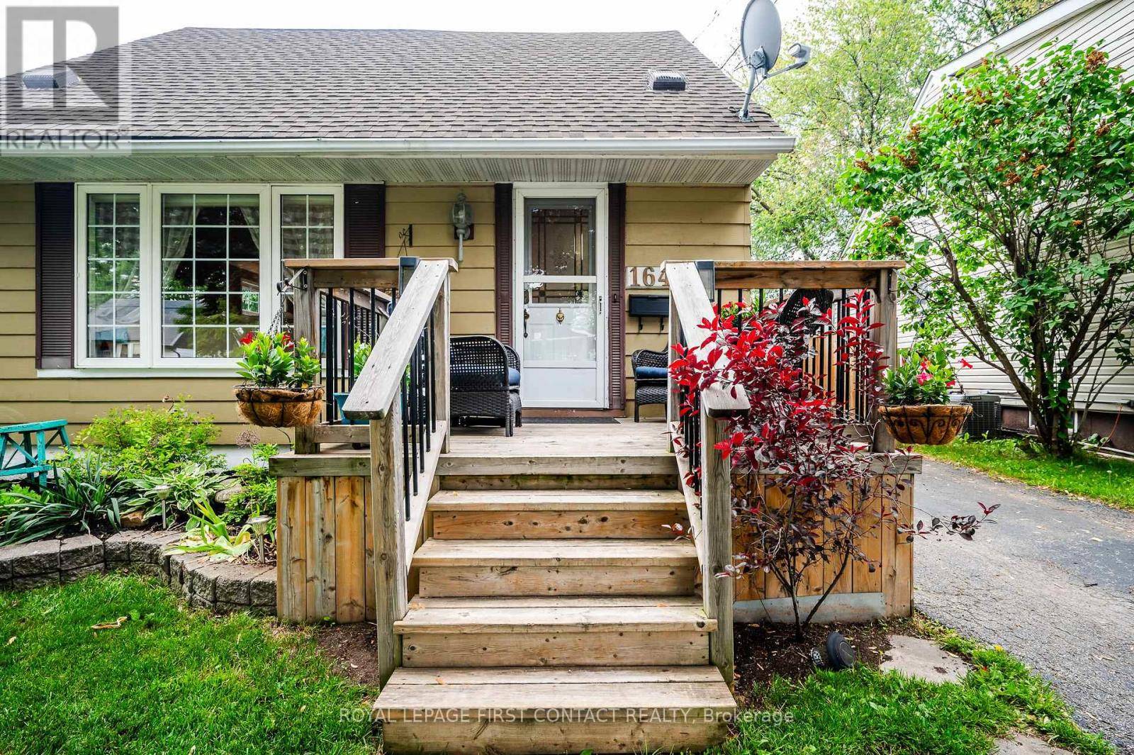 Hamilton (mcquesten), ON L8H6A9,164 ADAIR AVENUE N