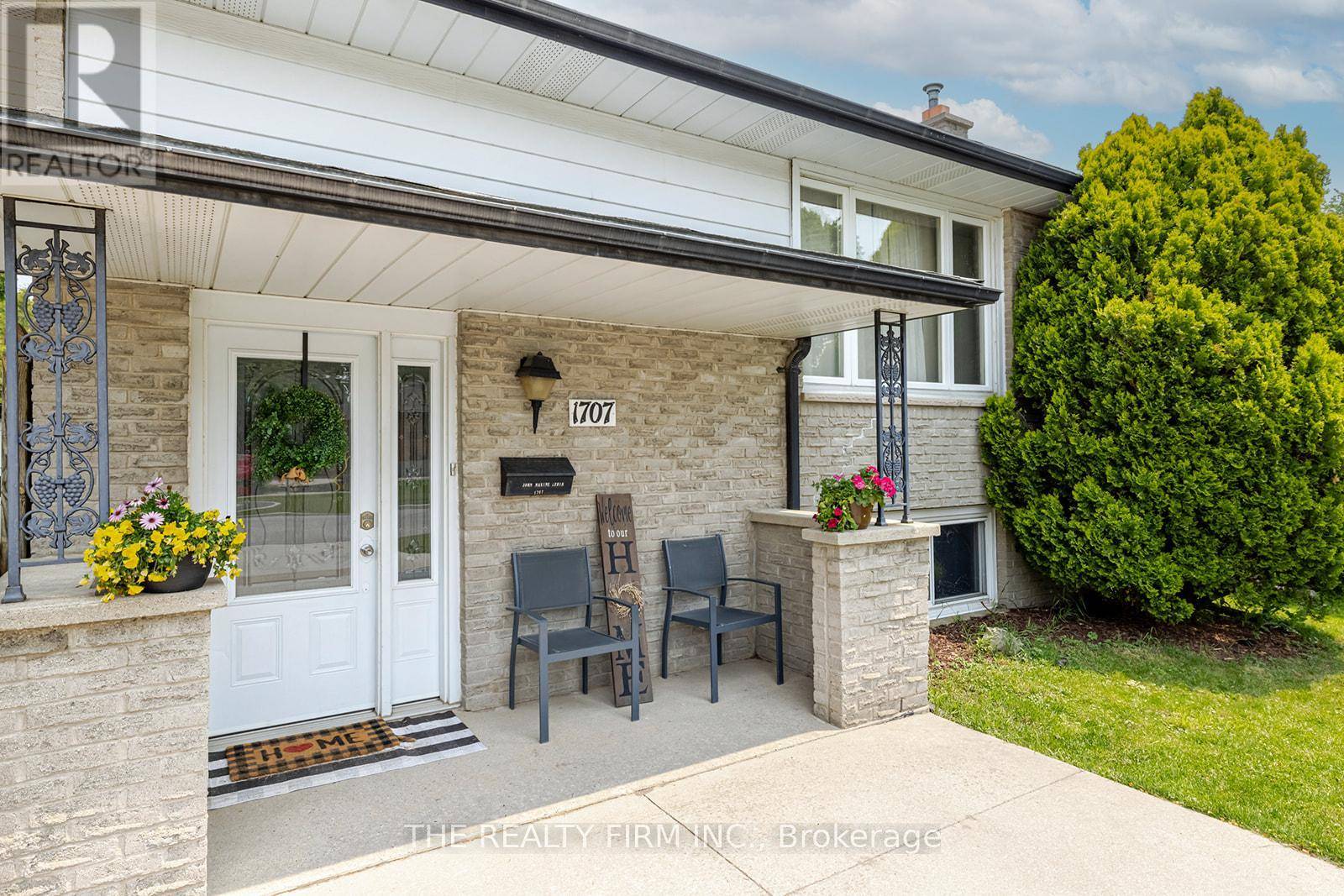 London East (east H), ON N5V1Y6,1707 HANSULD STREET