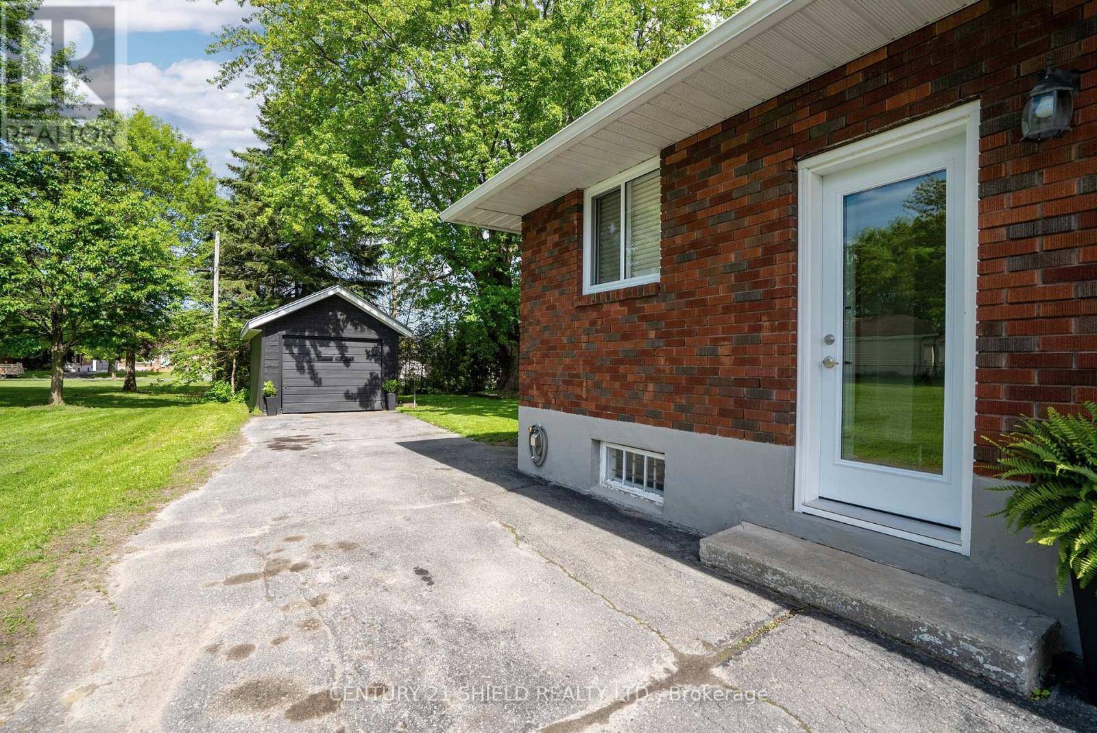 Cornwall, ON K6H5K3,208 ANTHONY STREET
