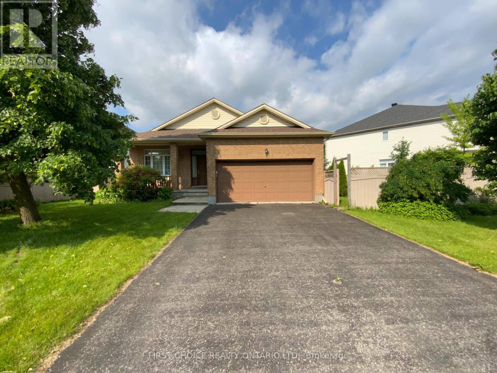 Ottawa, ON K1J1G9,11 MEADOWCROFT CRESCENT