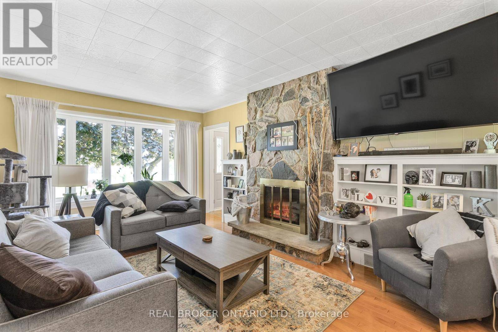 Lincoln (beamsville), ON L0R1B6,4898 KING STREET