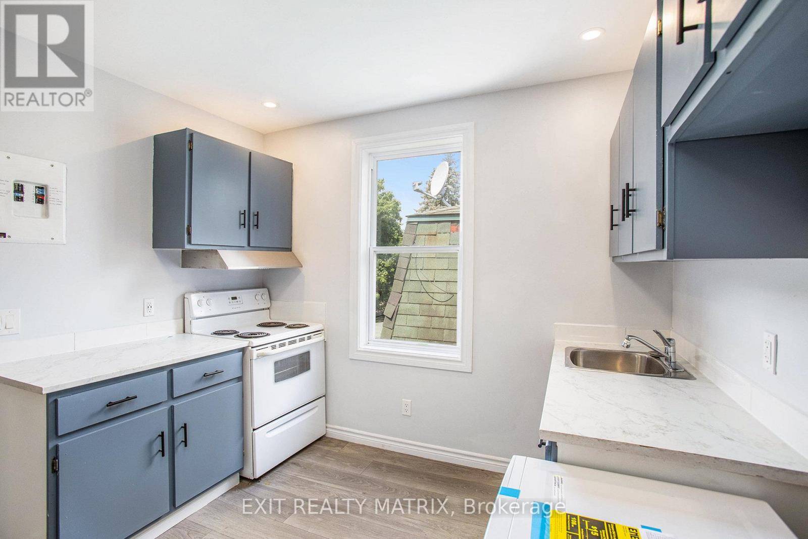Ottawa, ON K1L7G8,256 Park ST #2