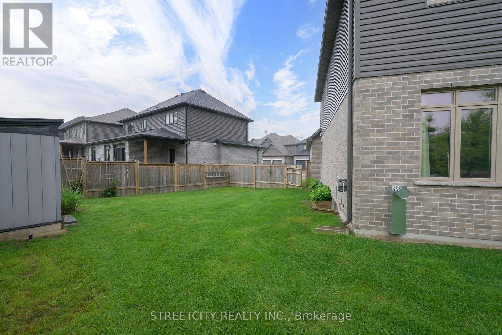 London North (north S), ON N6G0T3,1061 Eagletrace DR #35