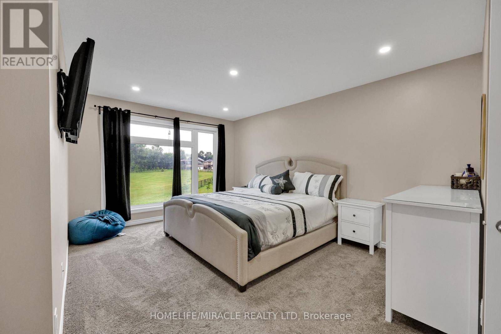 London South (south I), ON N5Z0A5,16 HAYES STREET