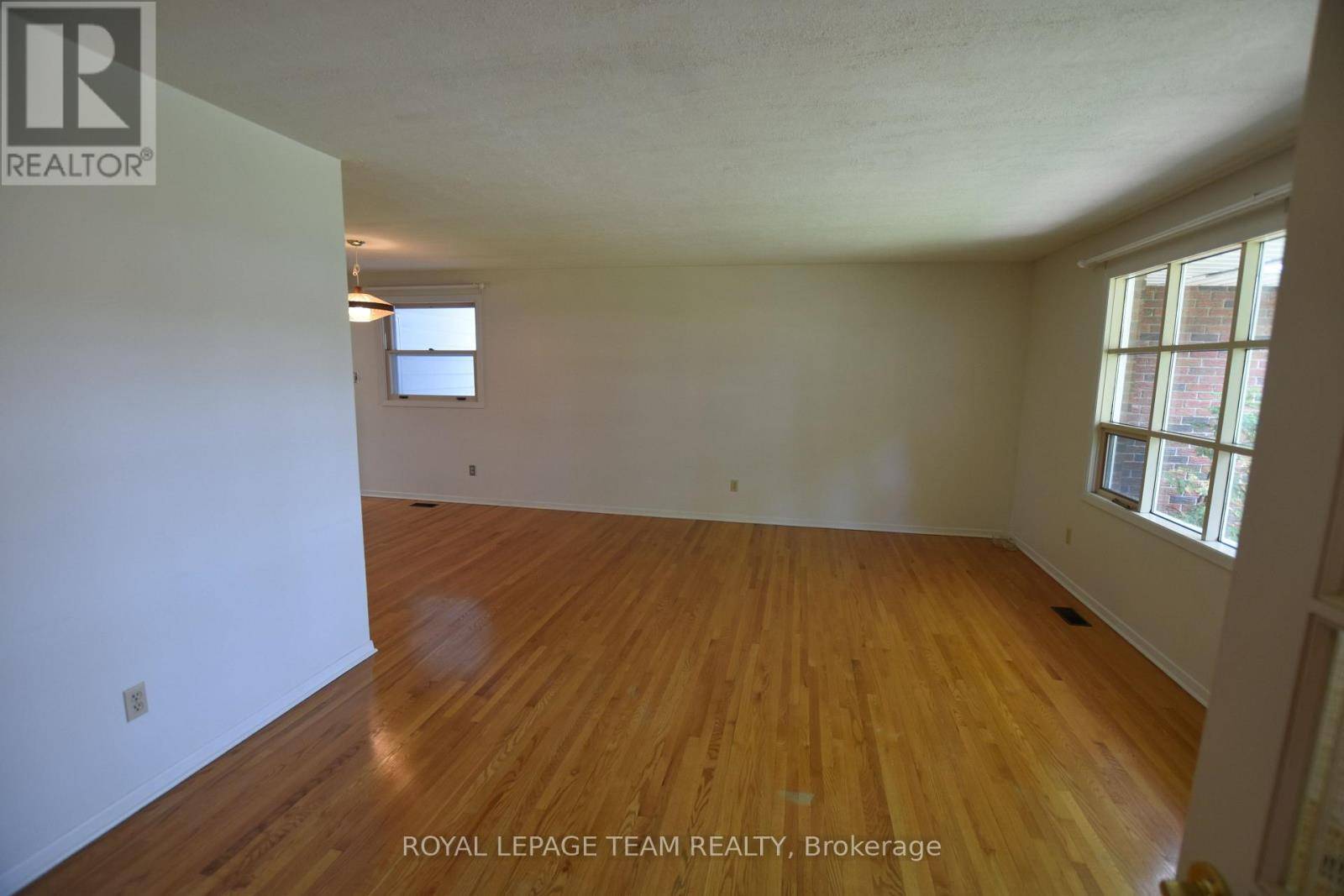 Ottawa, ON K1V6X1,910 GARWOOD AVENUE