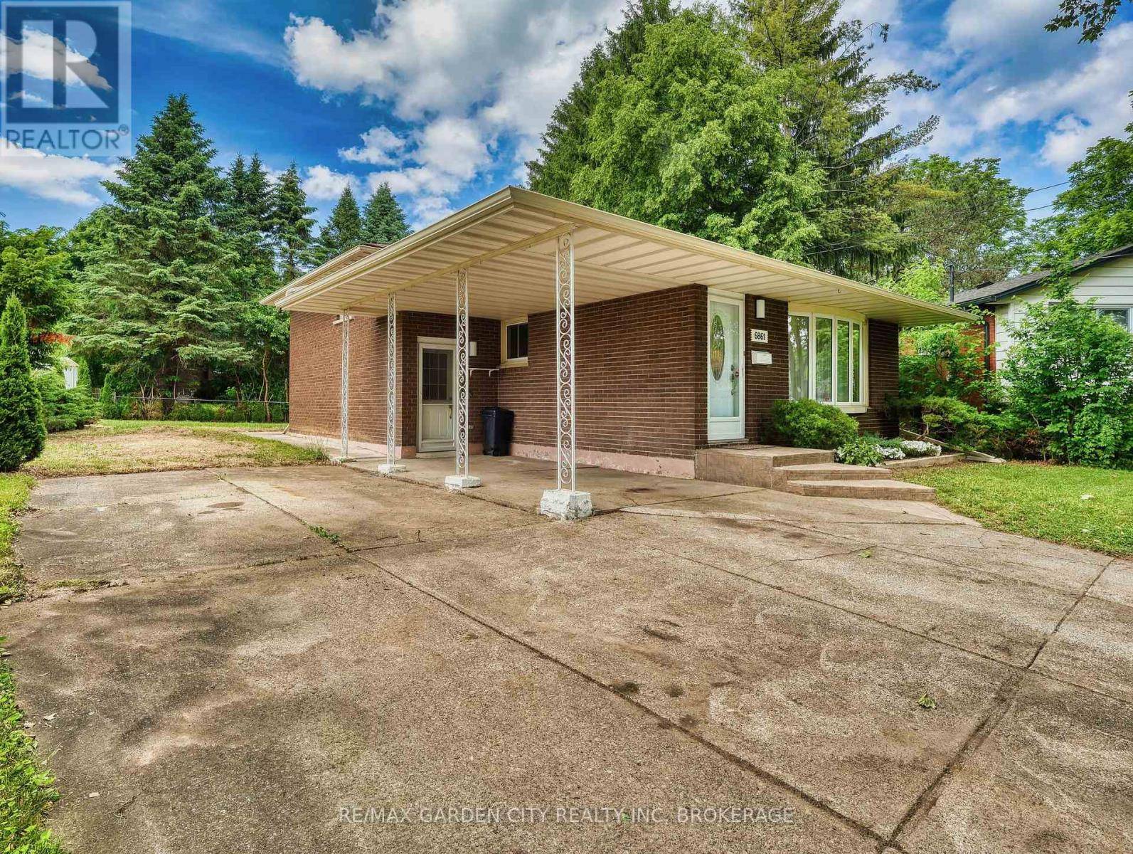Niagara Falls (arad/fallsview), ON L2G5B1,6861 FAIRLAWN CRESCENT
