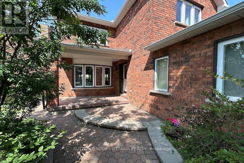 Ottawa, ON K1G5K3,32 CELLINI COURT W