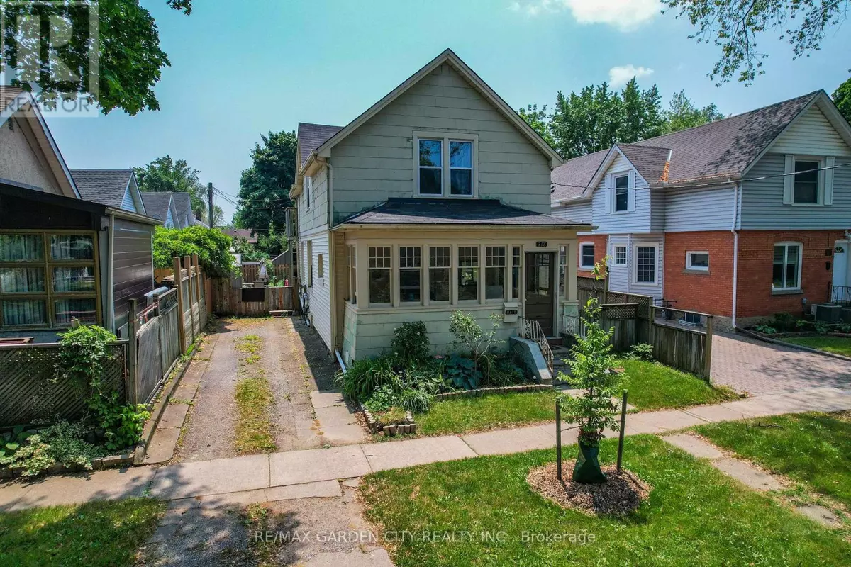 St. Catharines (downtown), ON L2R1W8,218 RUSSELL AVENUE S