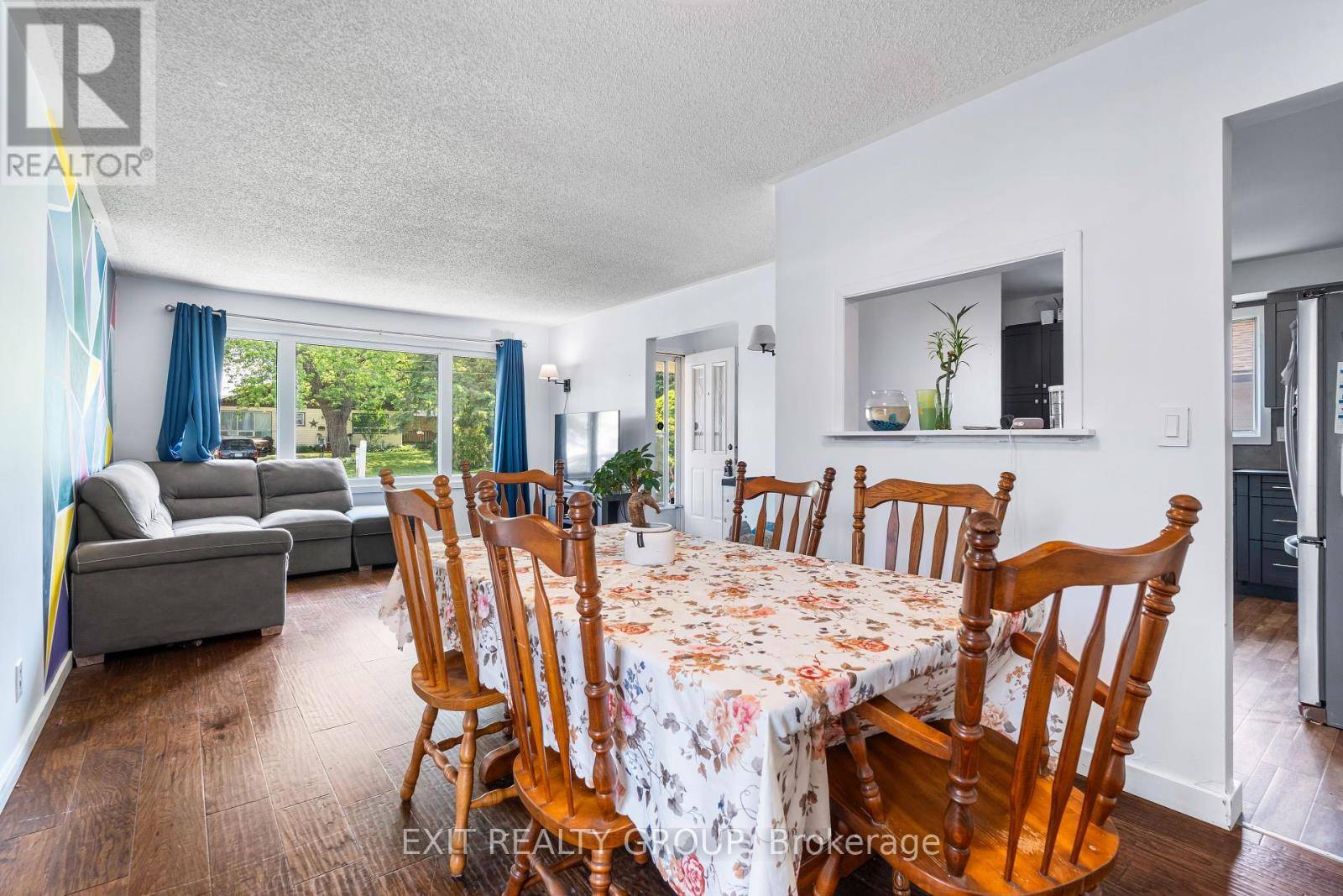 Belleville, ON K8P2R2,94 MAPLE DRIVE