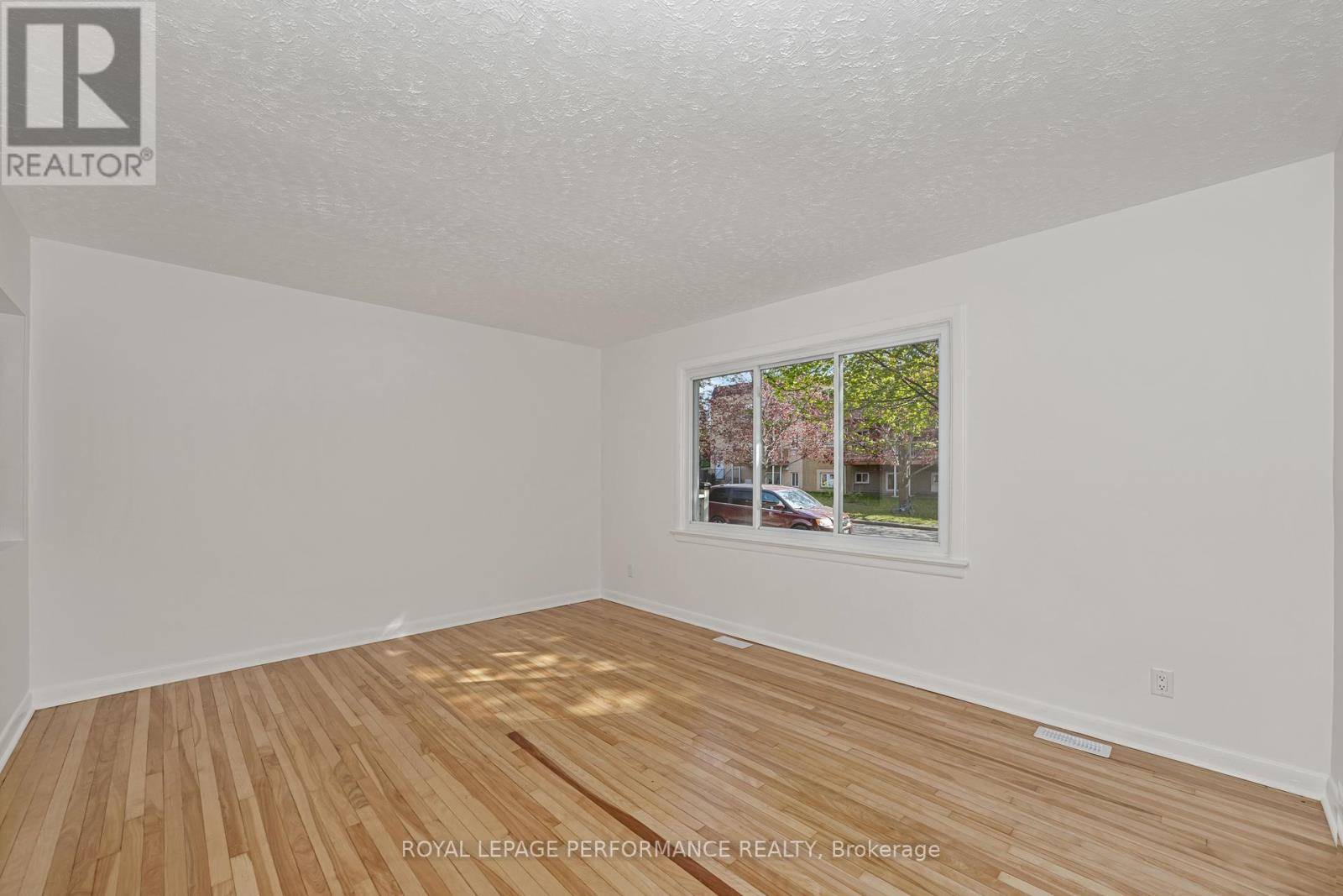Ottawa, ON K1K2L9,622 BORTHWICK AVENUE