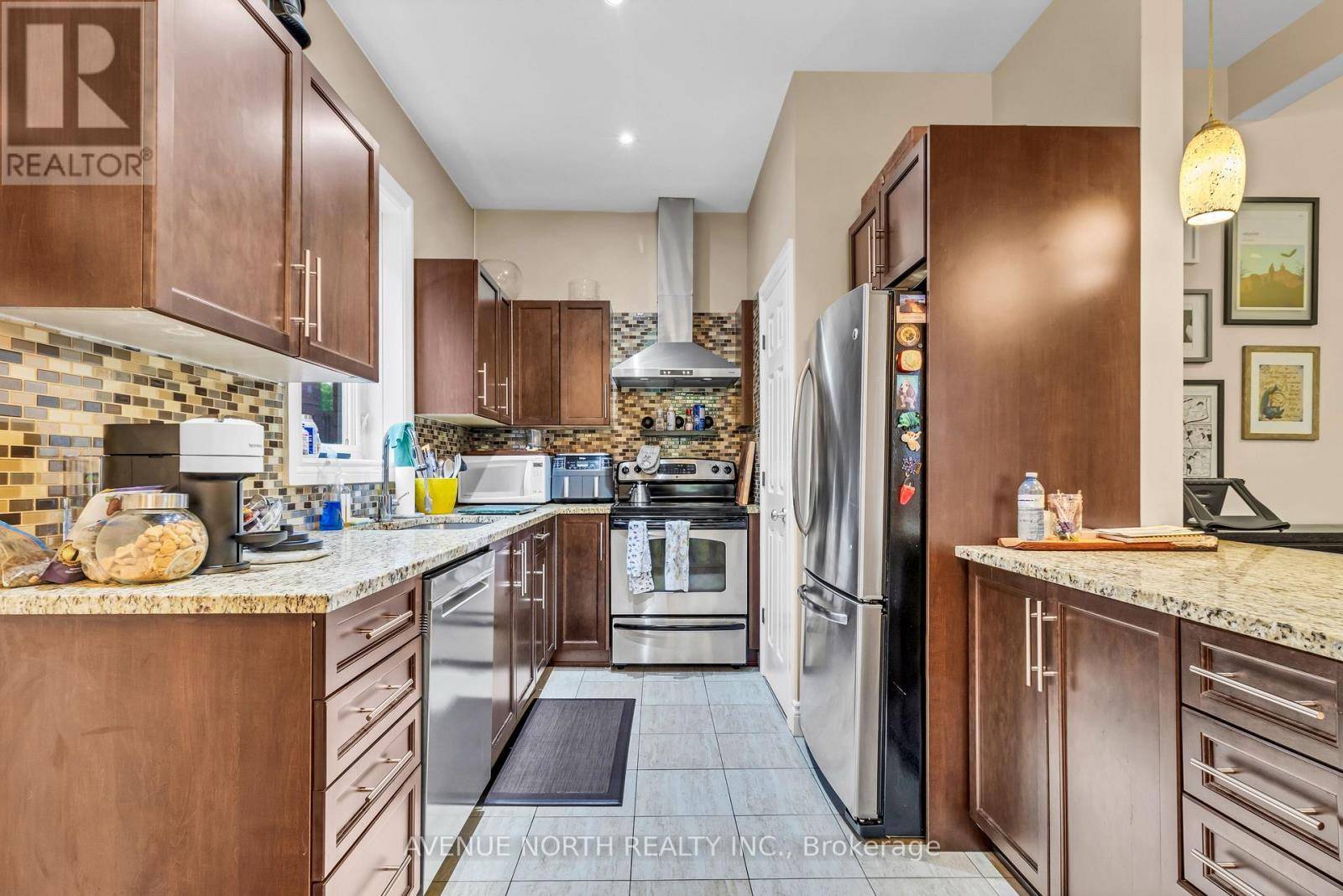 Ottawa, ON K1R6R6,871 Somerset ST West #1