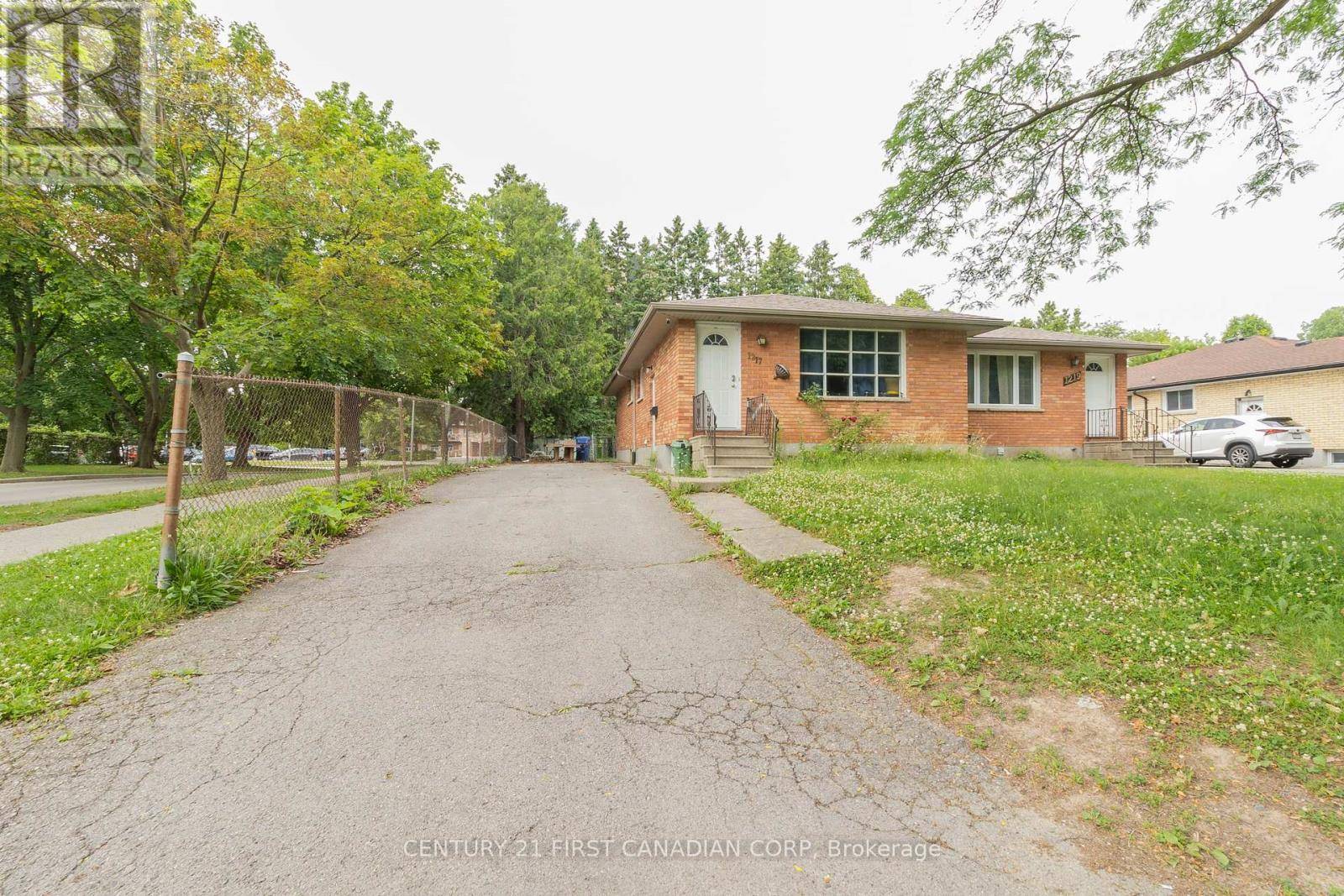 London East (east C), ON N5Y4E3,1217 VICTORIA DRIVE E