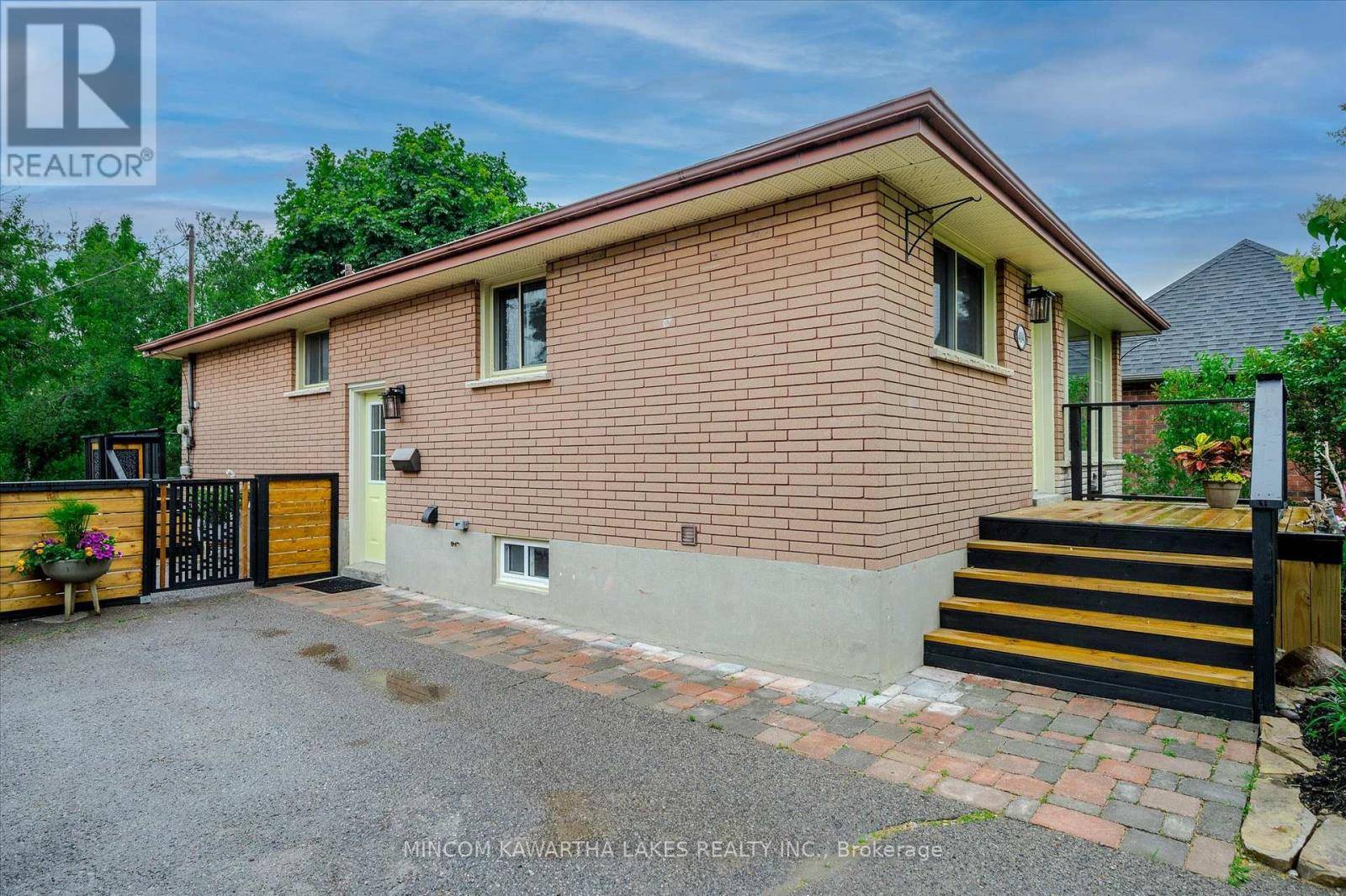 Peterborough North (south), ON K9H5M8,484 RAYMOND STREET