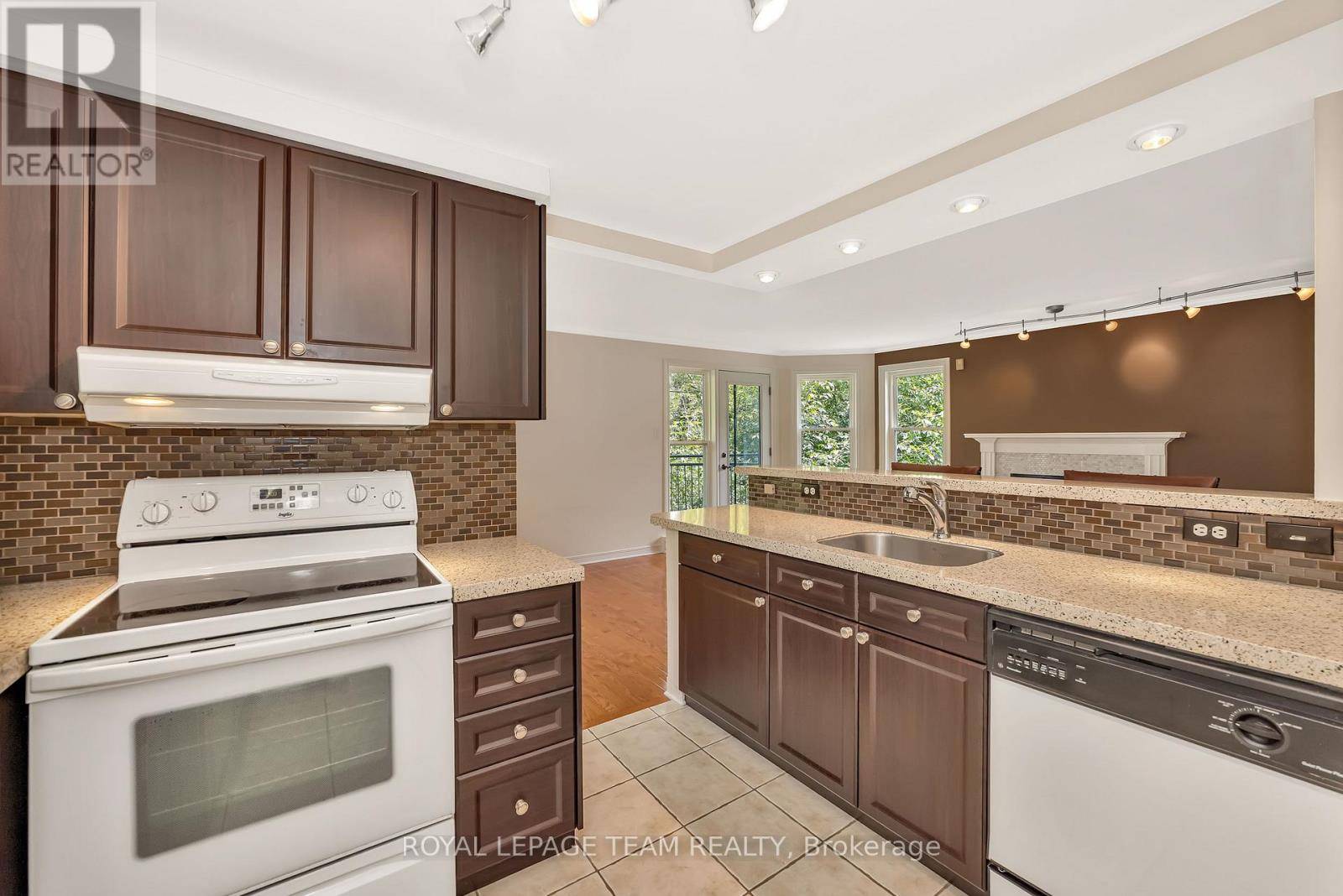 Ottawa, ON K1H8P3,1121 Bavlie AVE #1