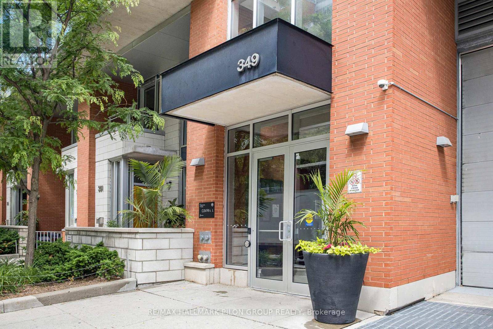 Ottawa, ON K2P0S1,349 Mcleod ST #527