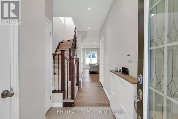 Hamilton (carpenter), ON L9B0H2,73 Medici LN #5