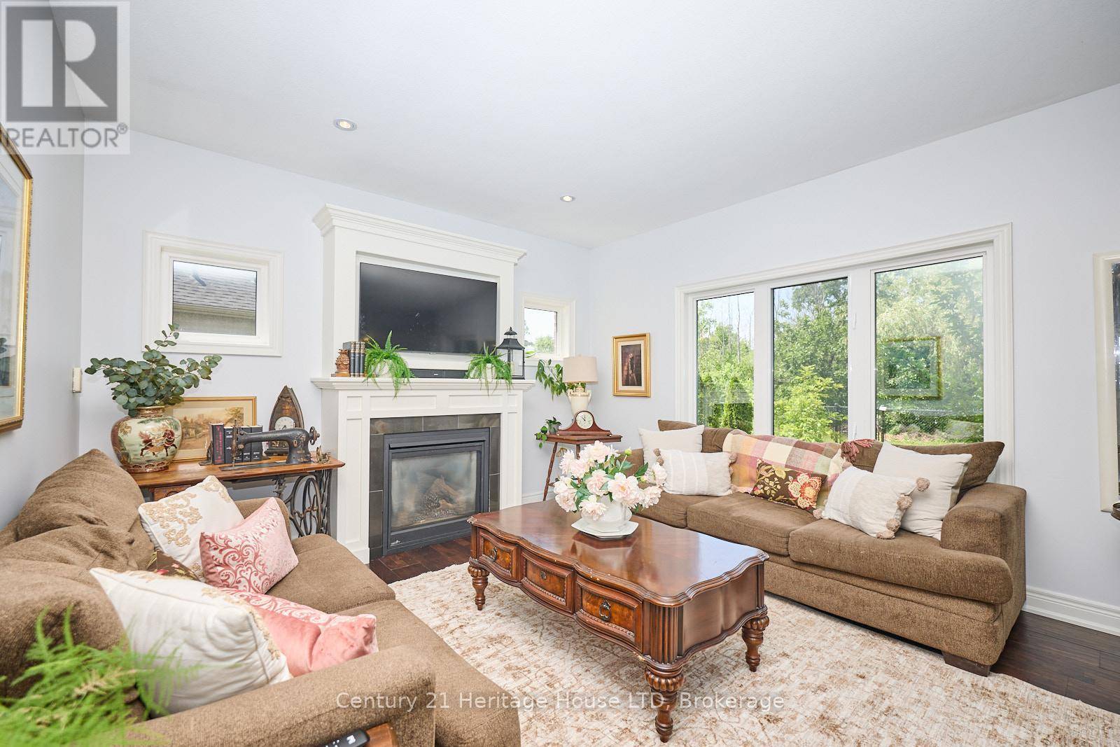 Fort Erie (crescent Park), ON L2A6W2,710 BRIAN STREET