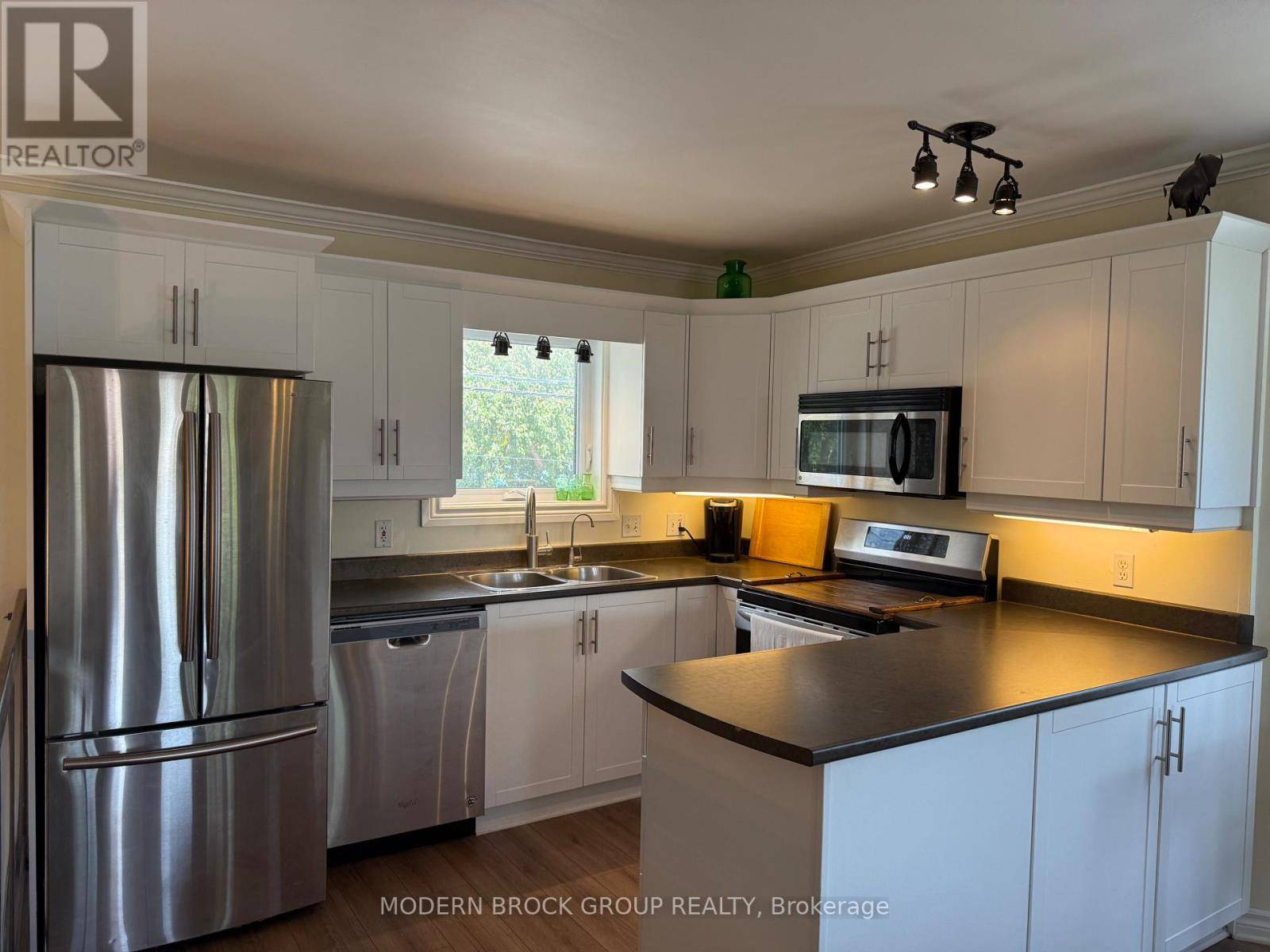 Prescott, ON K0E1T0,235 WOOD STREET W