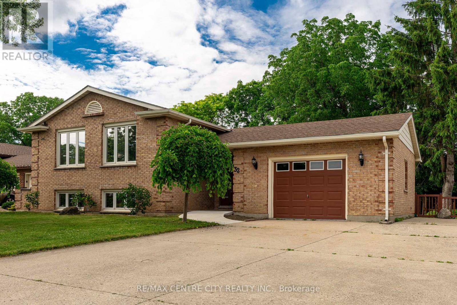 St. Thomas, ON N5P4B2,32 LAKEVIEW CIRCLE
