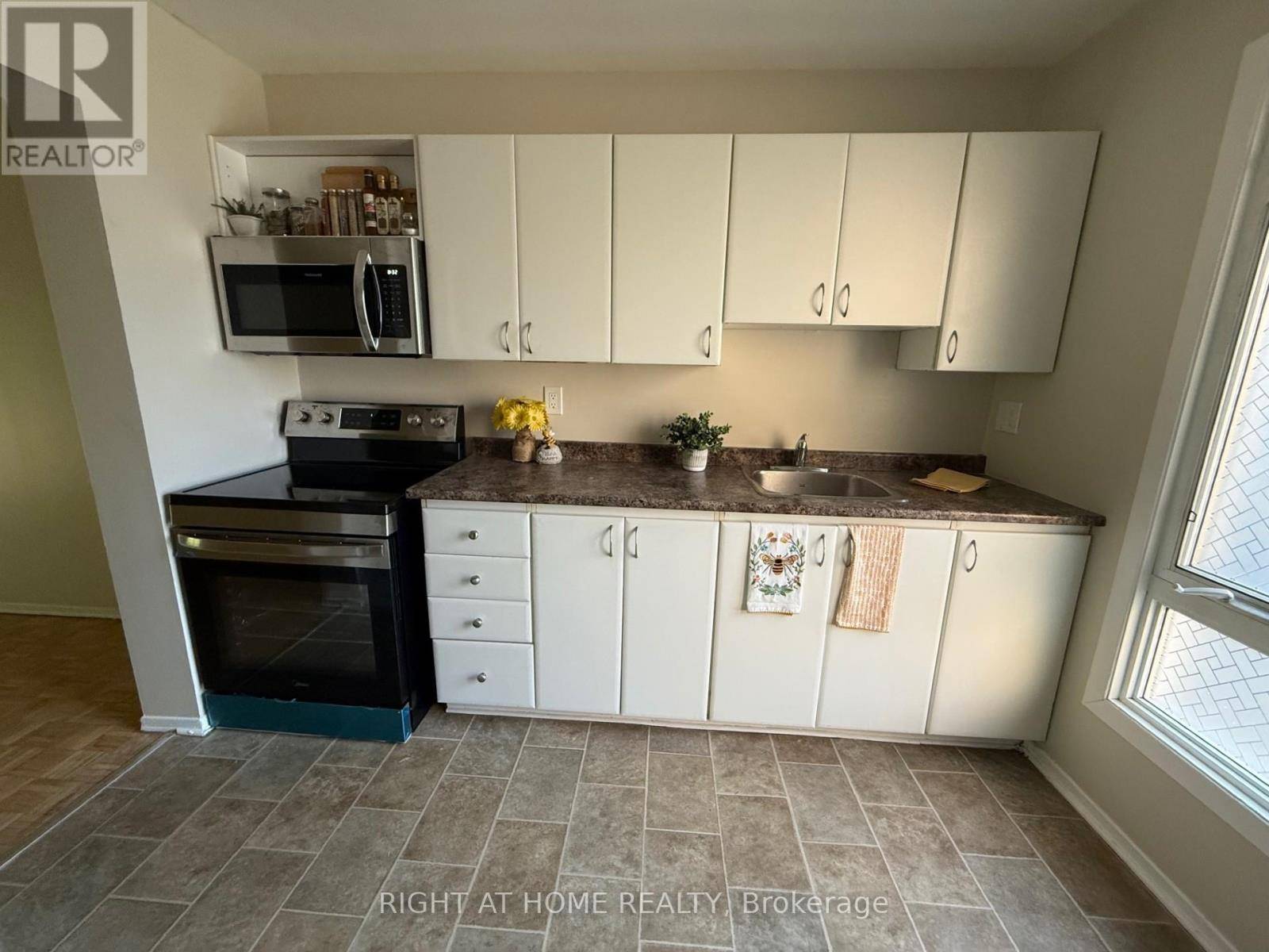 Ottawa, ON K1C1X4,6261 CASTILLE COURT