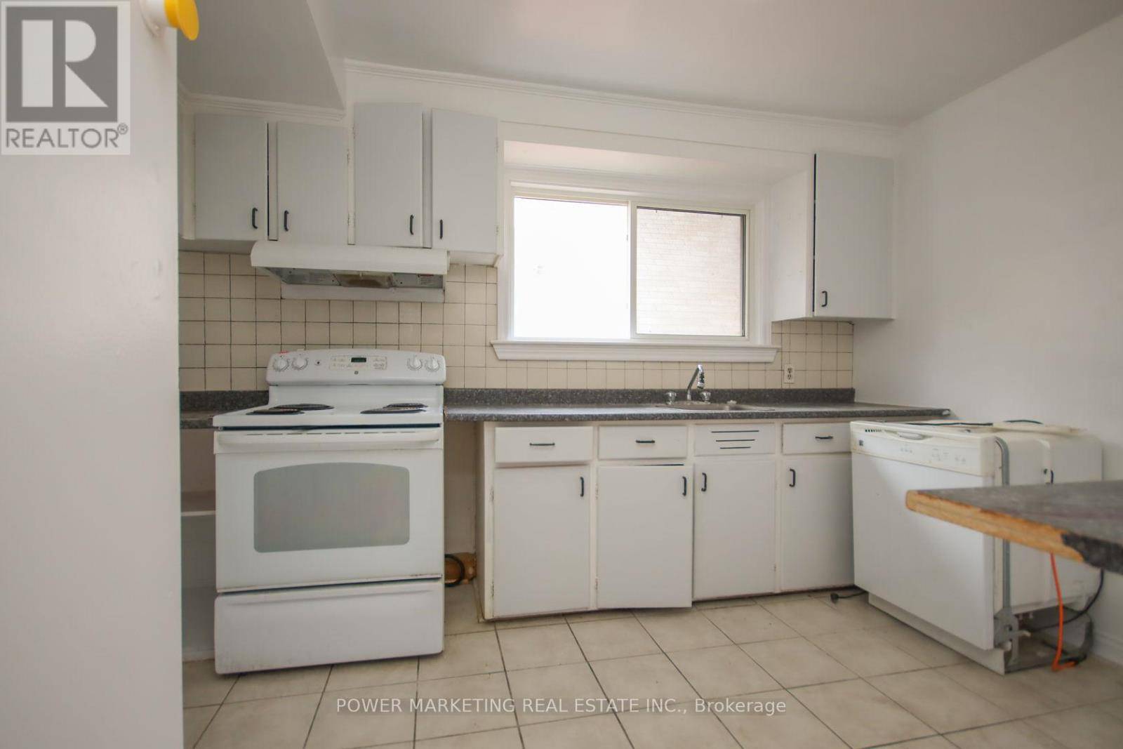 Ottawa, ON K2A2A8,679 ROOSEVELT AVE #3