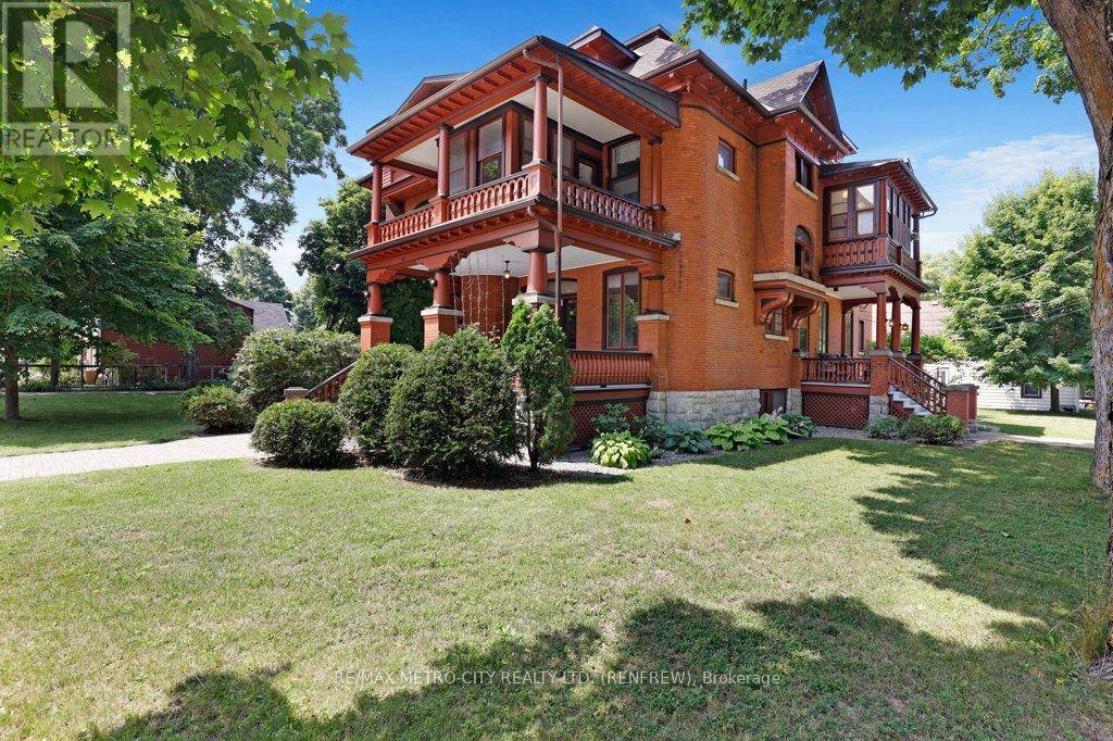 Renfrew, ON K7V2W4,154 QUARRY AVENUE
