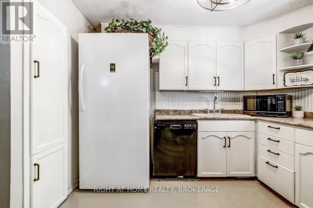 Norfolk (delhi), ON N4B1A6,20 ROSS CRESCENT