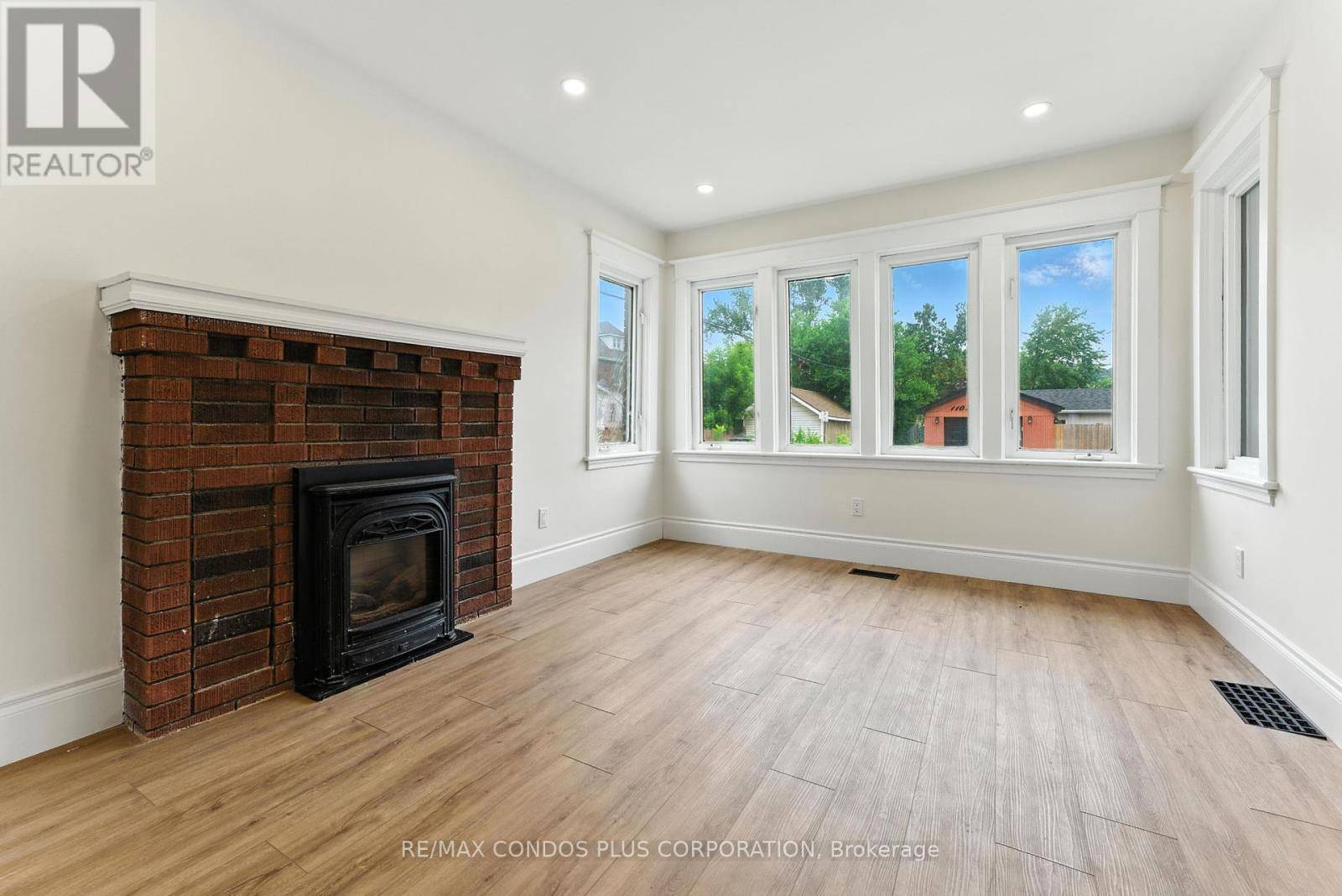 Hamilton (crown Point), ON L8L1Y2,69 ROXBOROUGH AVENUE