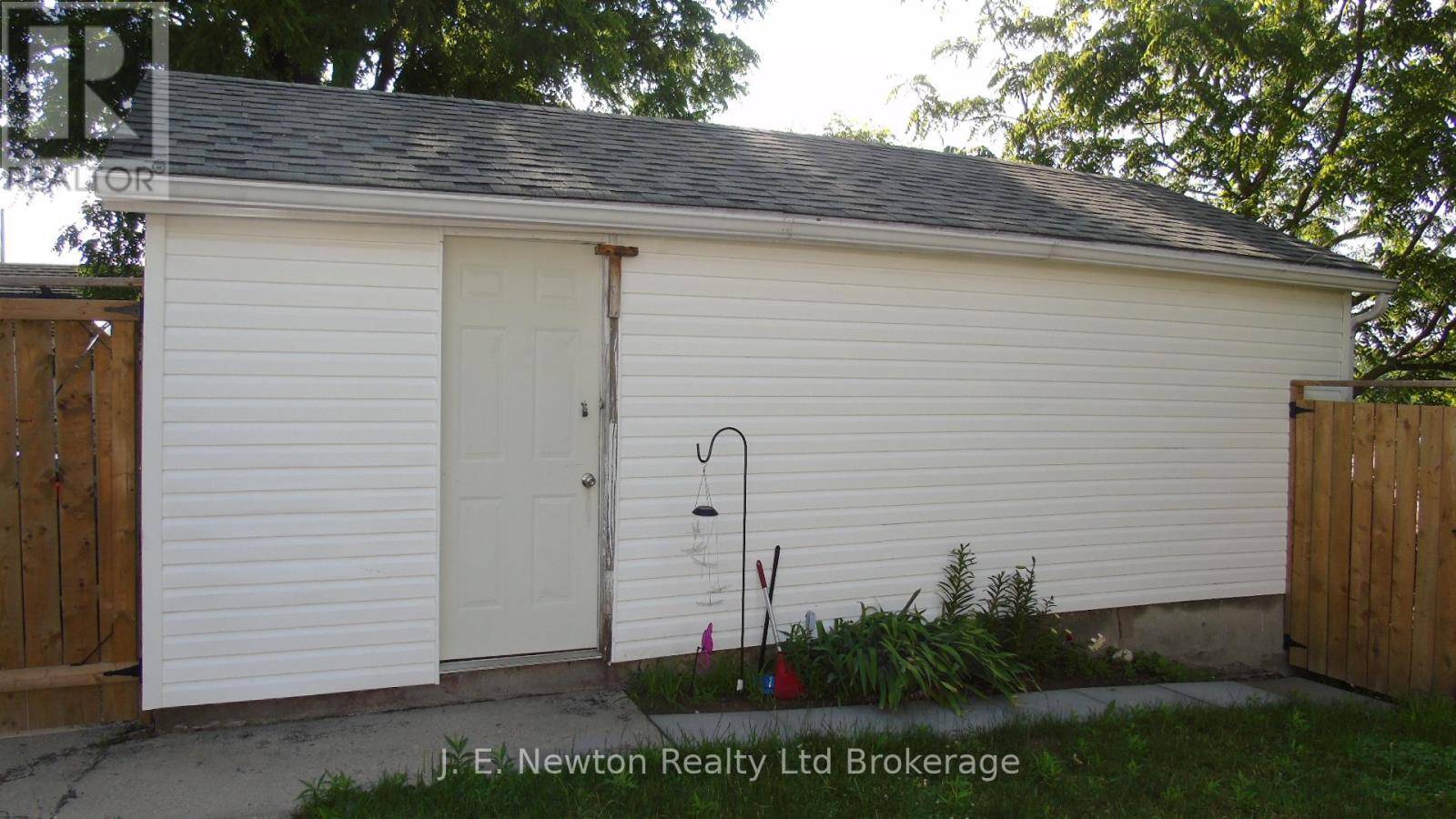 Tillsonburg, ON N4G1L5,39 PINE STREET