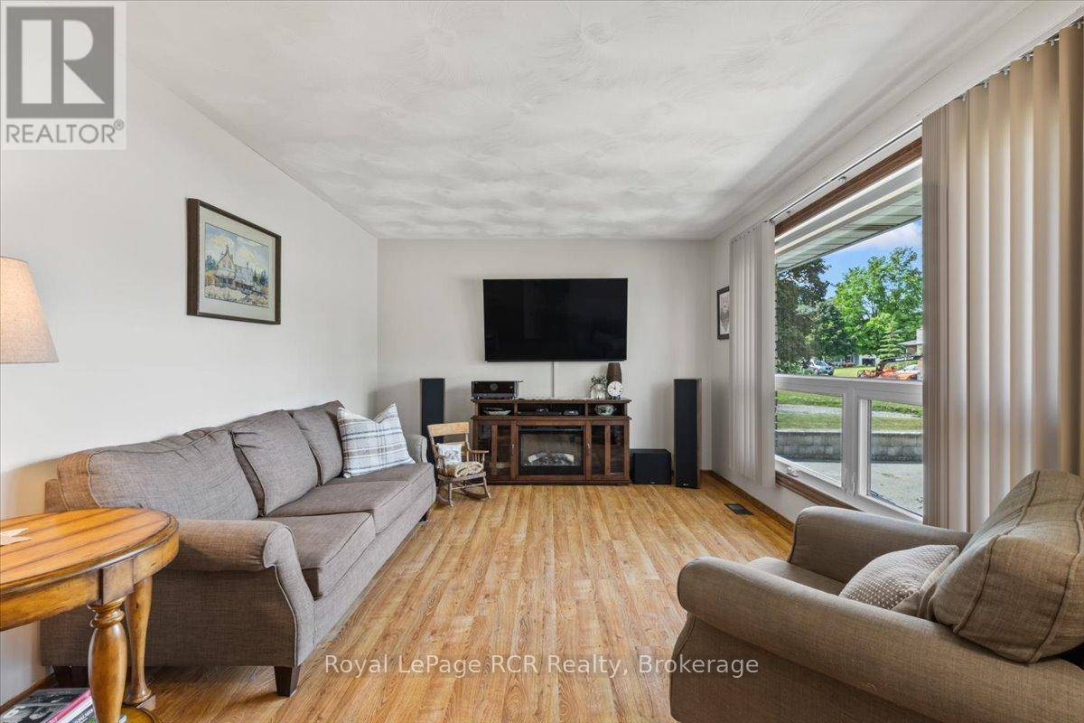 Hanover, ON N4N2E3,161 6TH AVENUE