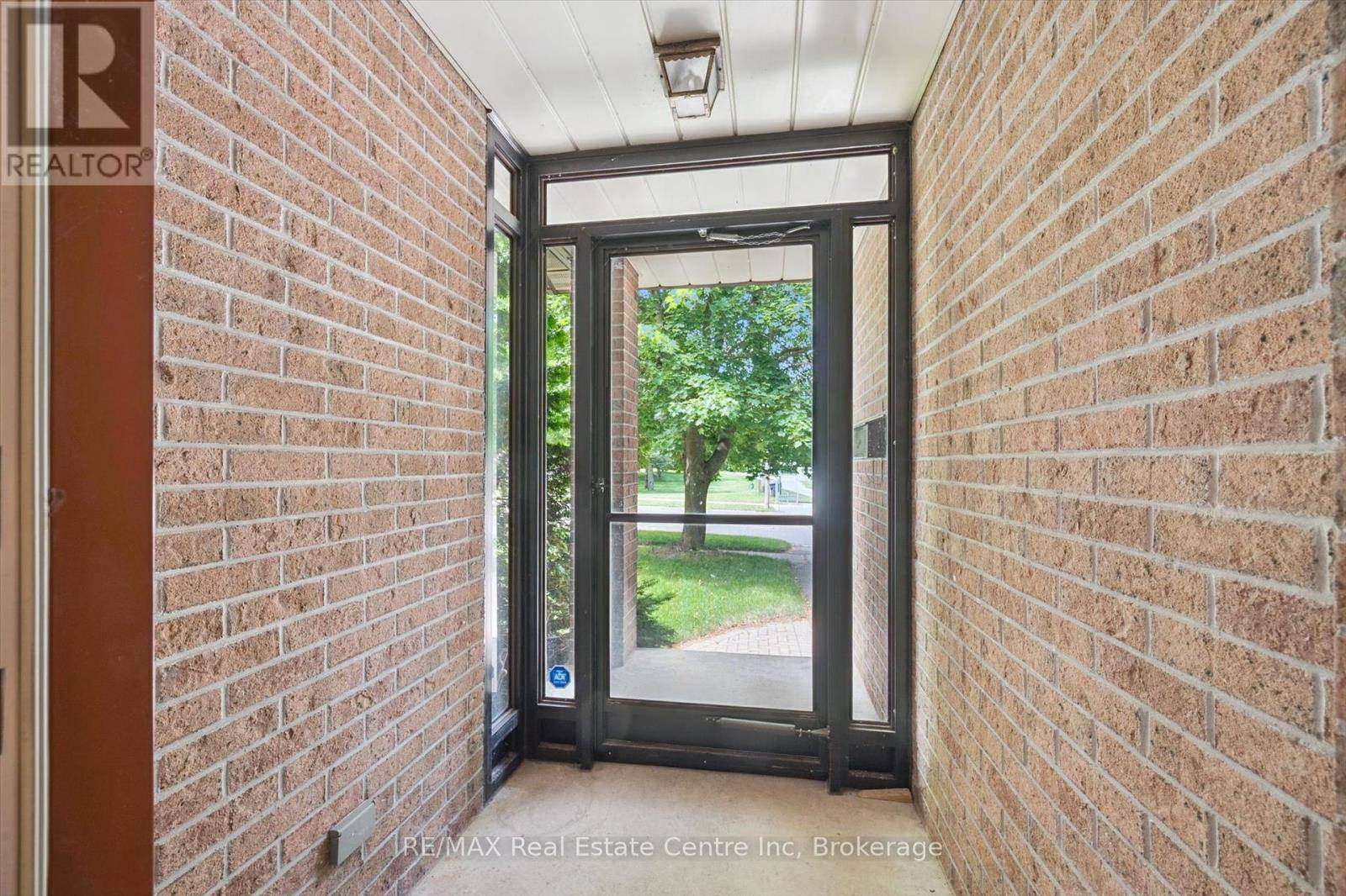 Guelph (kortright West), ON N1G3K3,208 IRONWOOD ROAD E