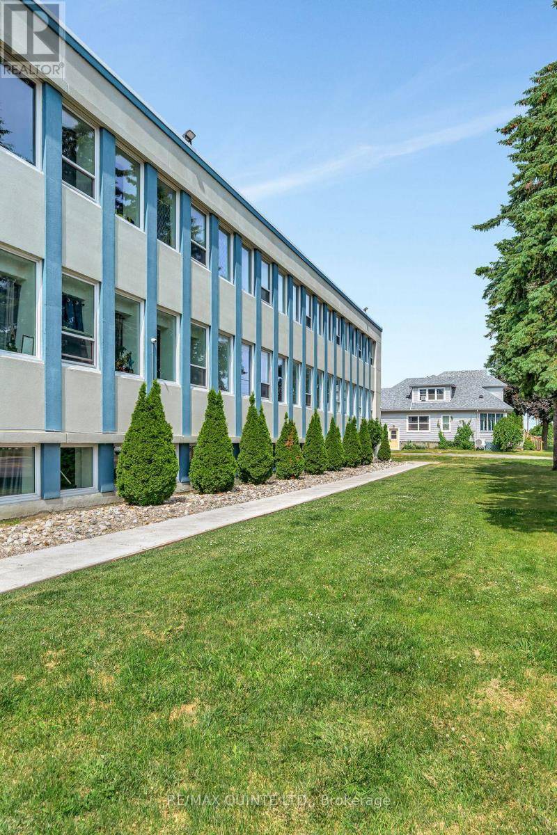 Belleville (belleville Ward), ON K8N1E4,228 DUNDAS STREET E