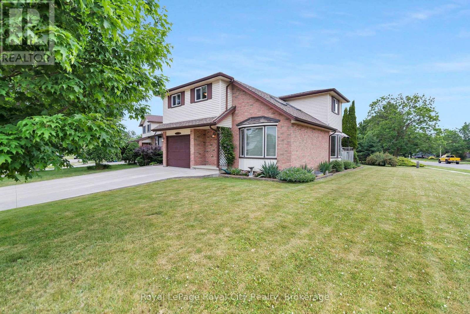Guelph (kortright West), ON N1G4L4,18 SMART STREET