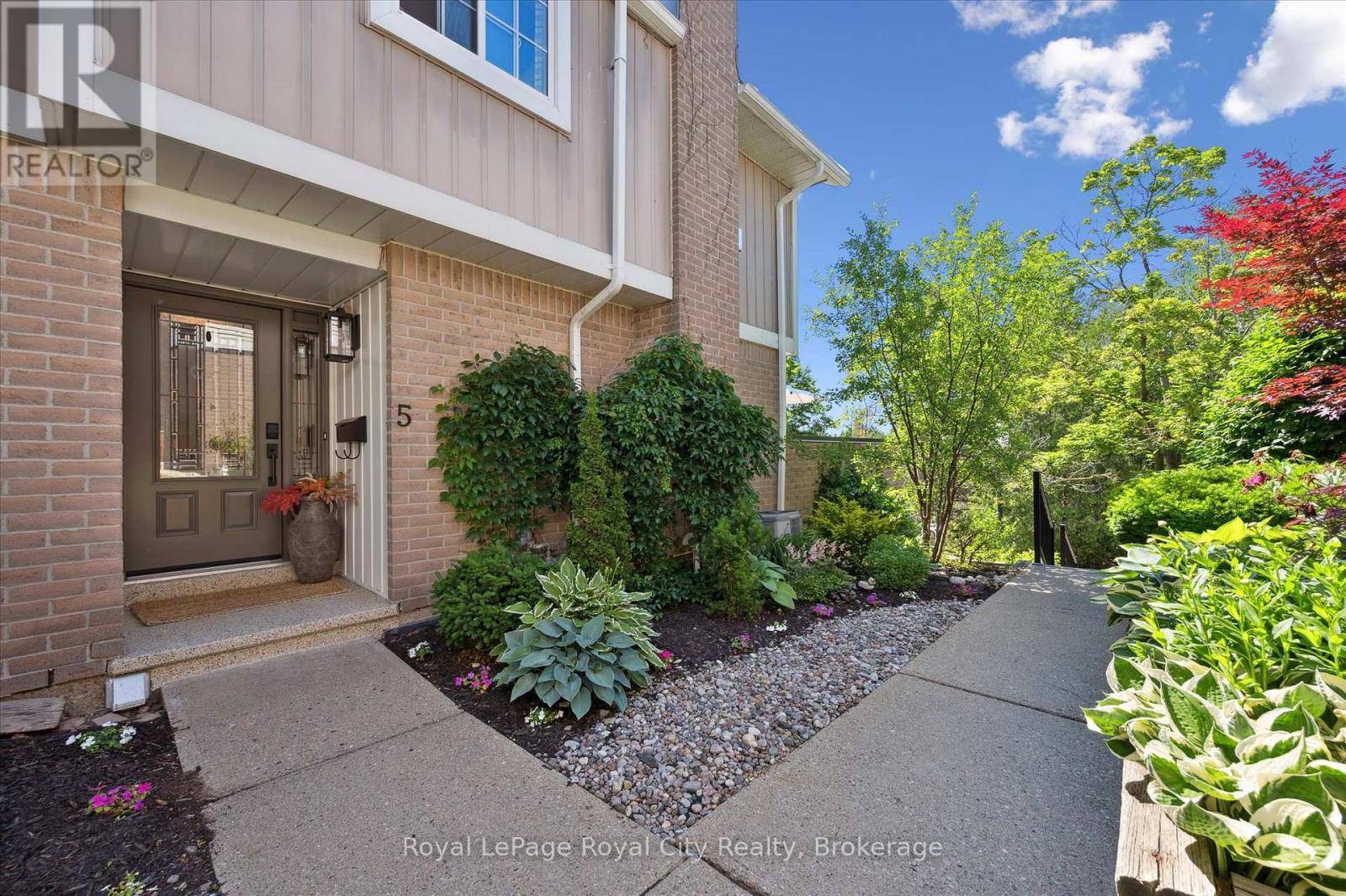 100 Woodlawn RD East #5, Guelph (victoria North), ON N1E1B7