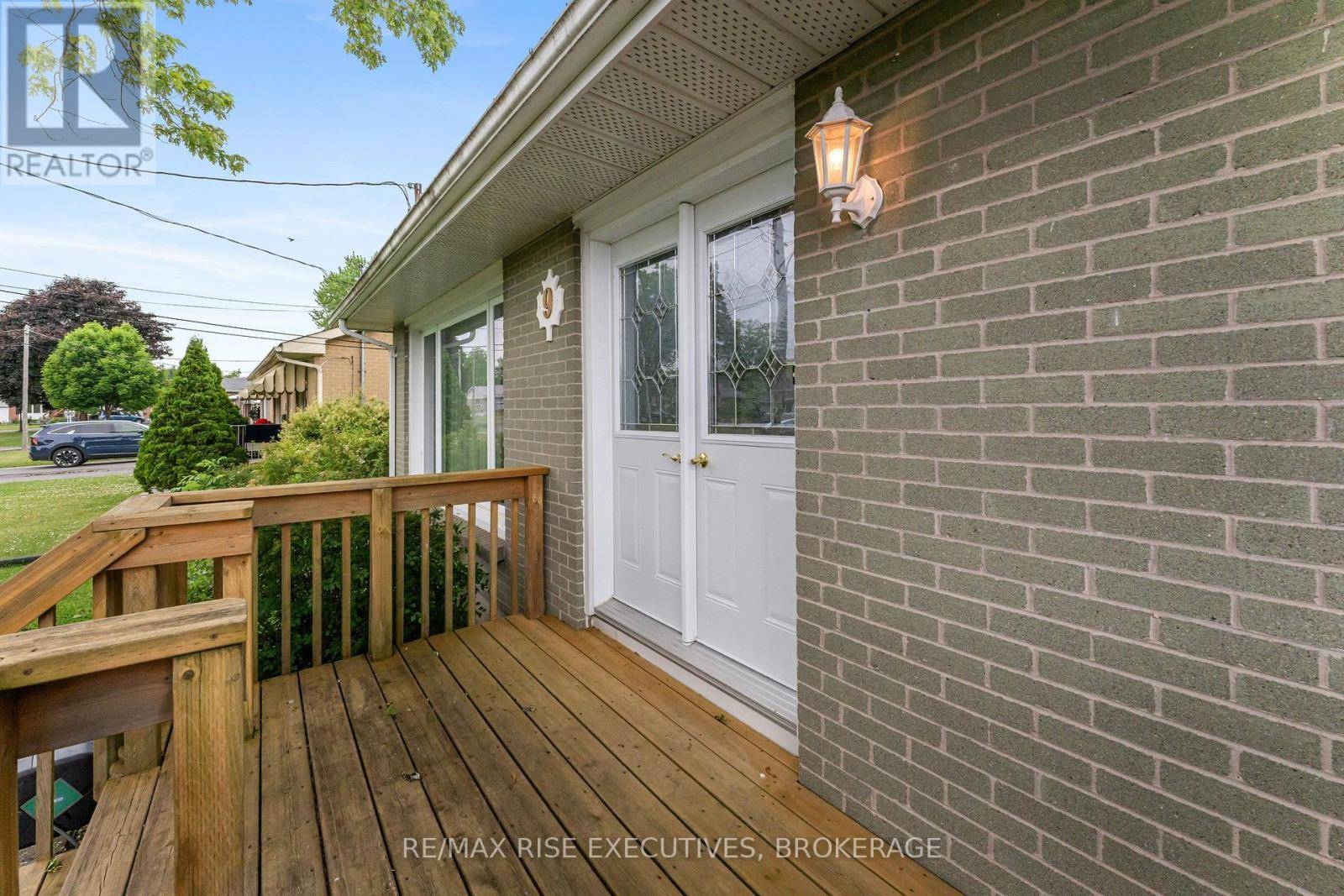 Loyalist (amherstview), ON K7N1G3,9 HENRY CRESCENT