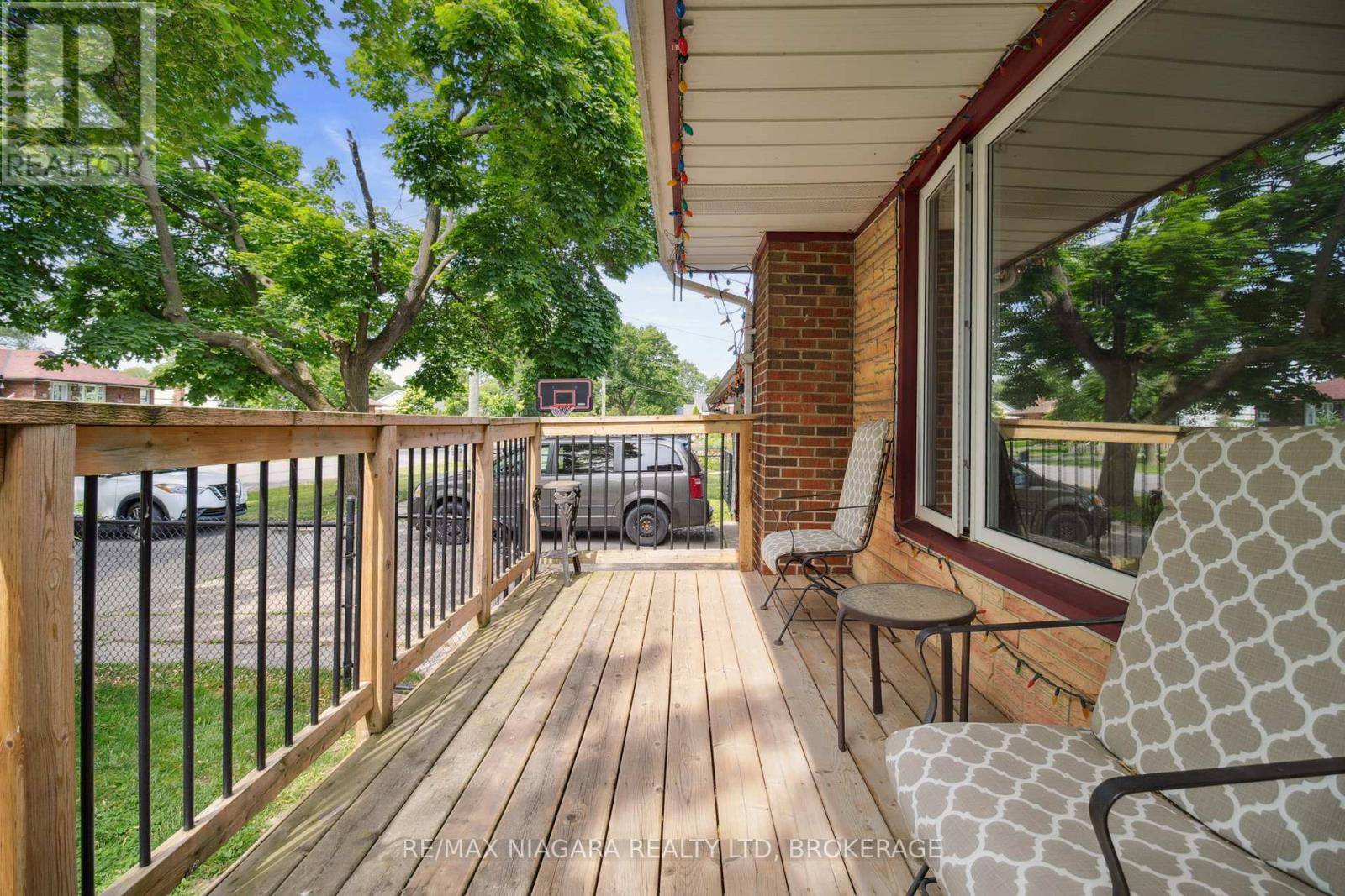 St. Catharines (vine/linwell), ON L2N1M8,31 THOMPSON AVENUE