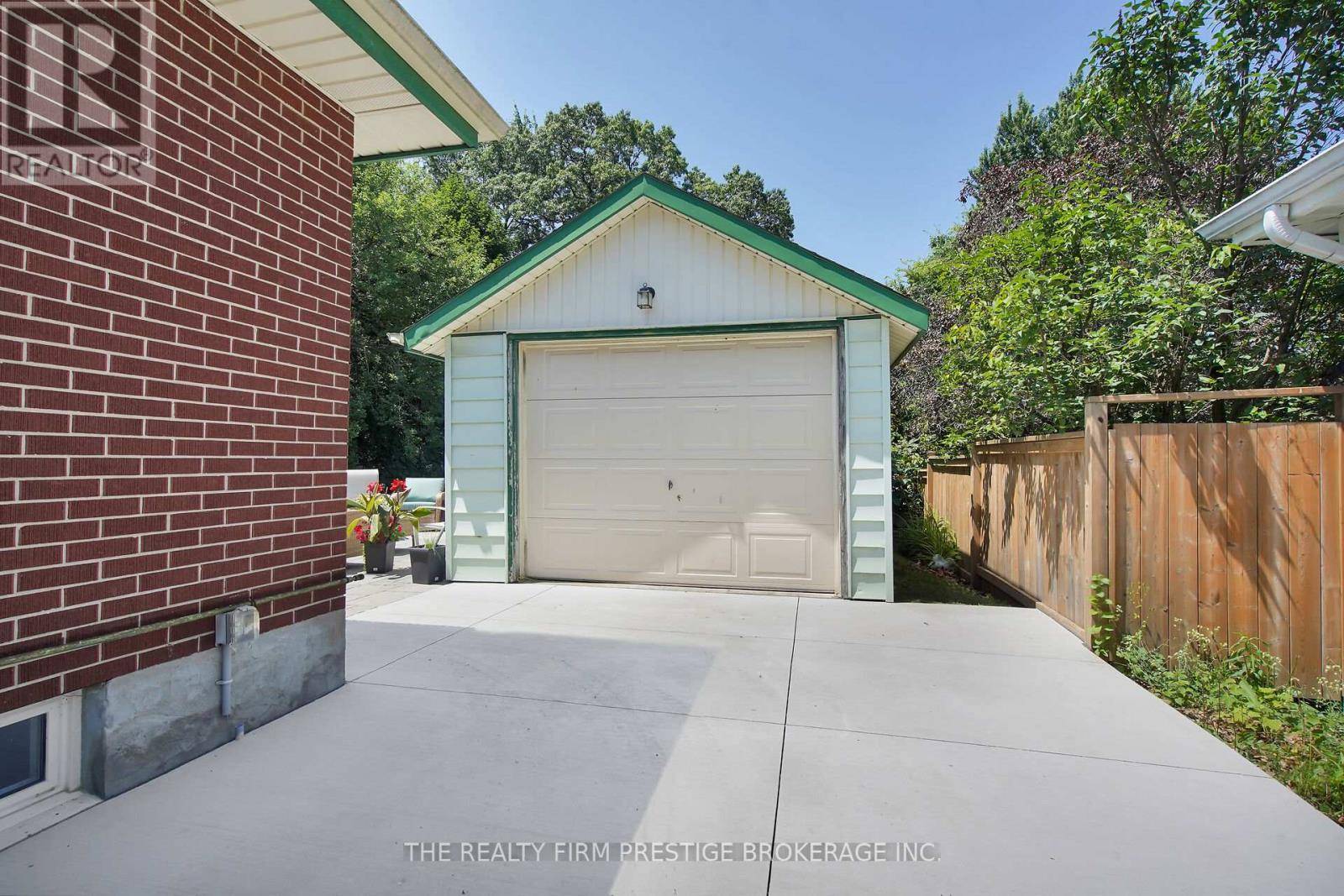 London South (south B), ON N6K2S1,361 GRIFFITH STREET