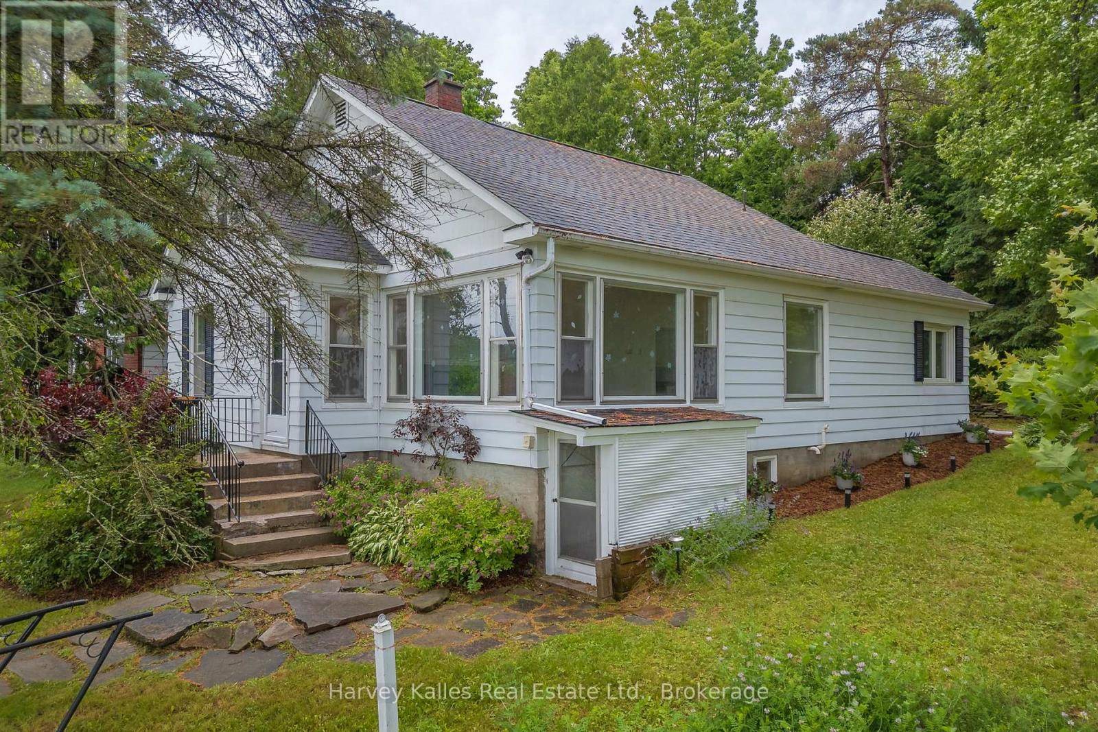 Huntsville (chaffey), ON P1H1H2,16 MANOMINEE STREET