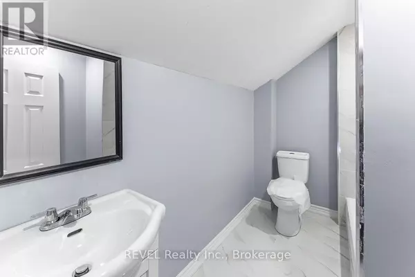 St. Catharines (e. Chester), ON L2R3G2,30 Division ST #UPPER