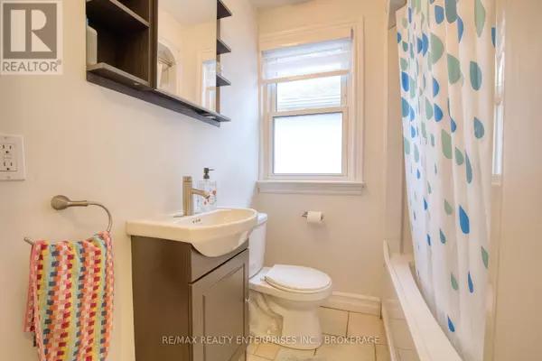 Hamilton (kirkendall), ON L8P4P7,35 HAWTHORNE AVENUE