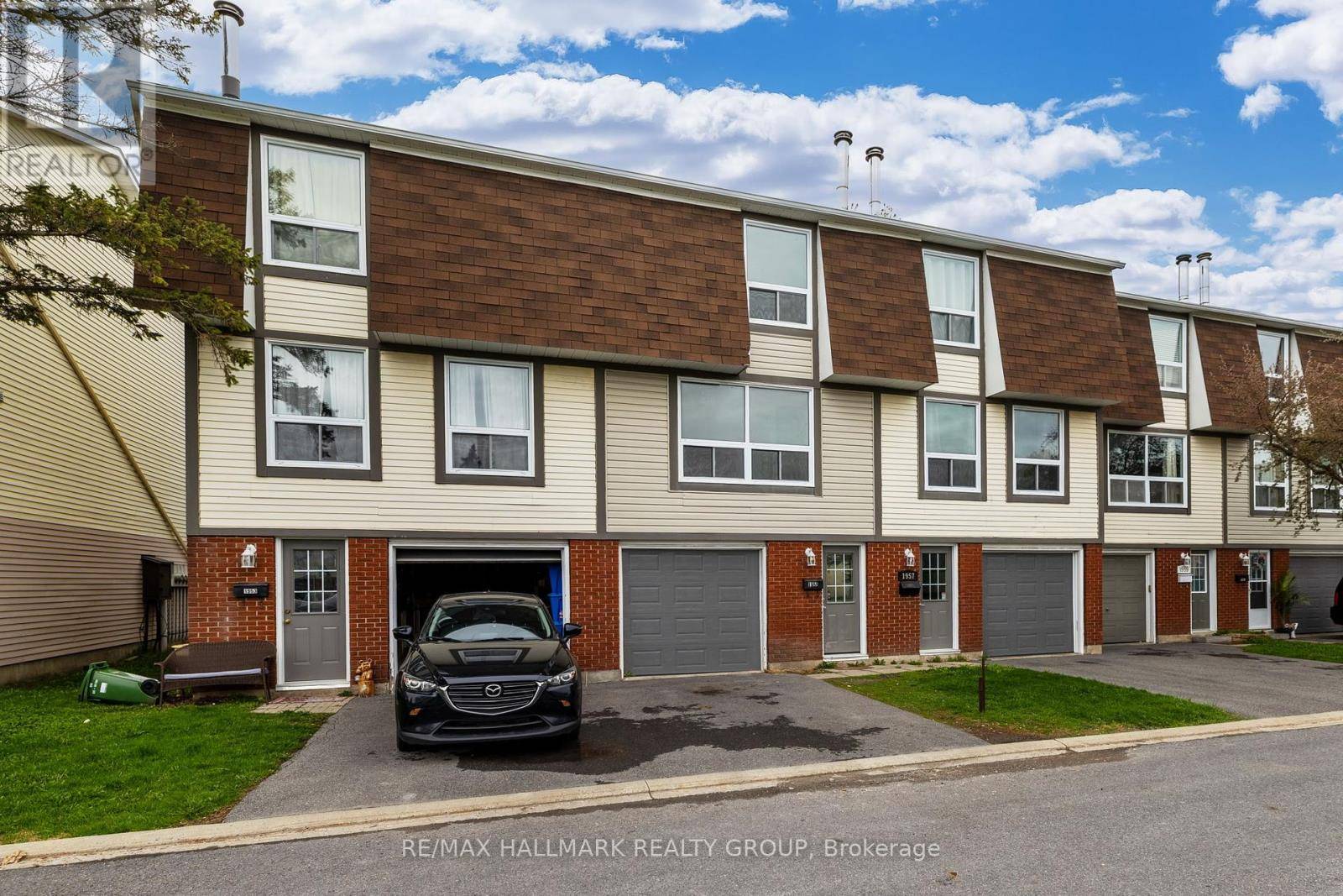 Ottawa, ON K1B5A9,1955 Greenway Pkwy #48