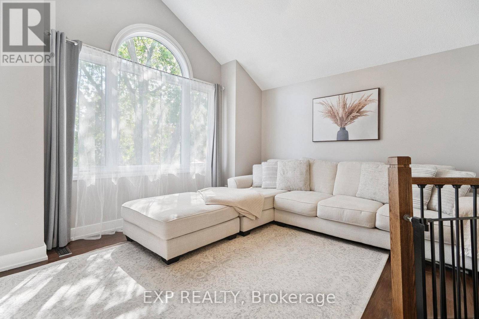 Hamilton (waterdown), ON L0R2H6,132 HARNESWORTH CRESCENT