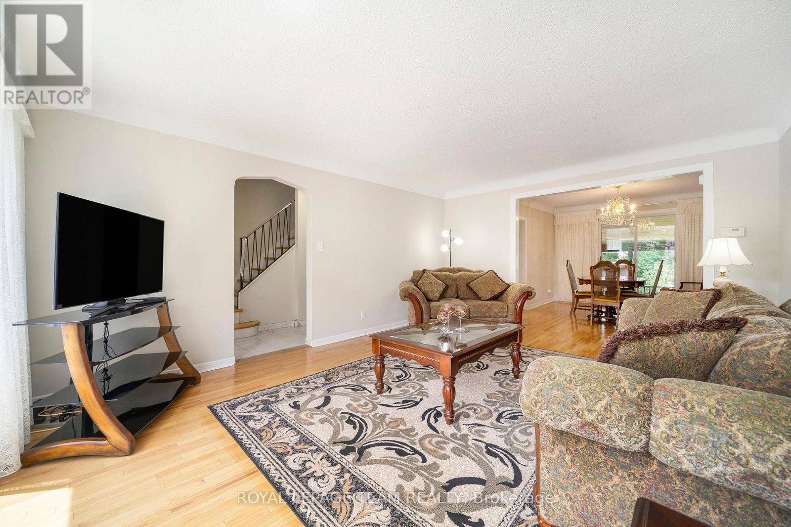Ottawa, ON K2A0J5,367 RAVENHILL AVENUE