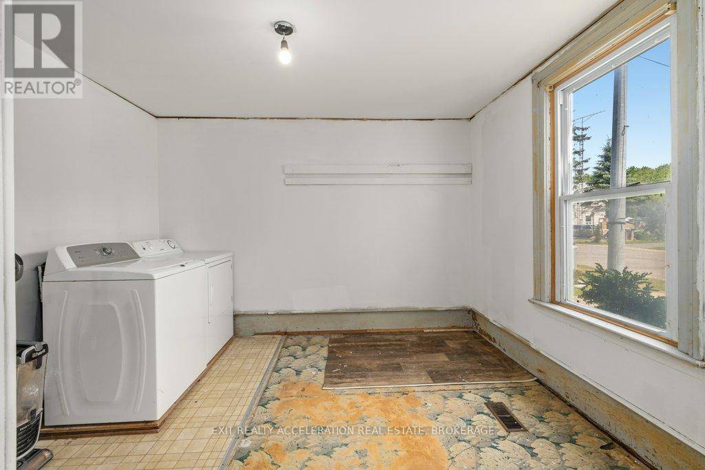 Tweed (tweed (village)), ON K0K3J0,548 MOIRA STREET