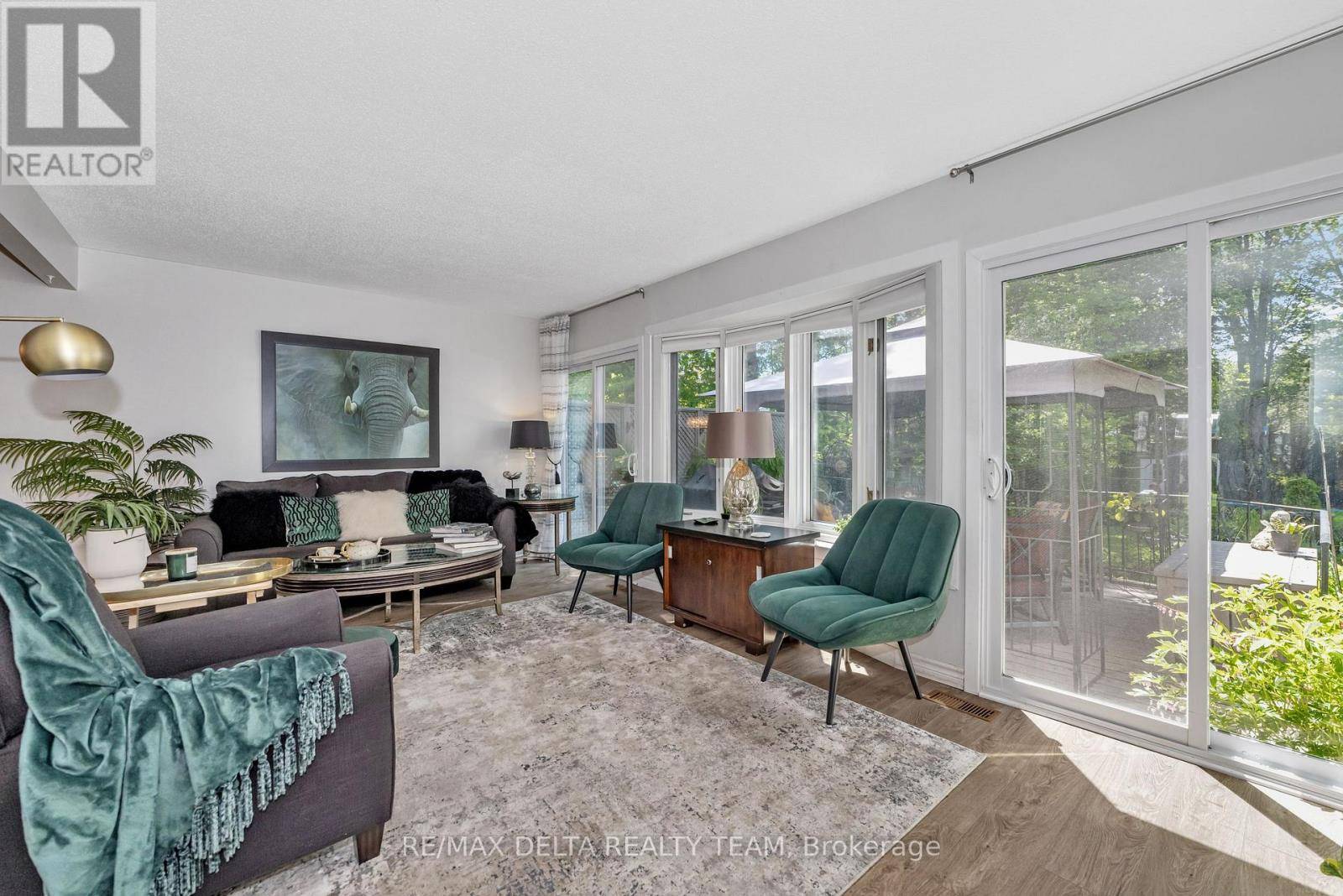 Ottawa, ON K1B4G1,61 VALEWOOD CRESCENT